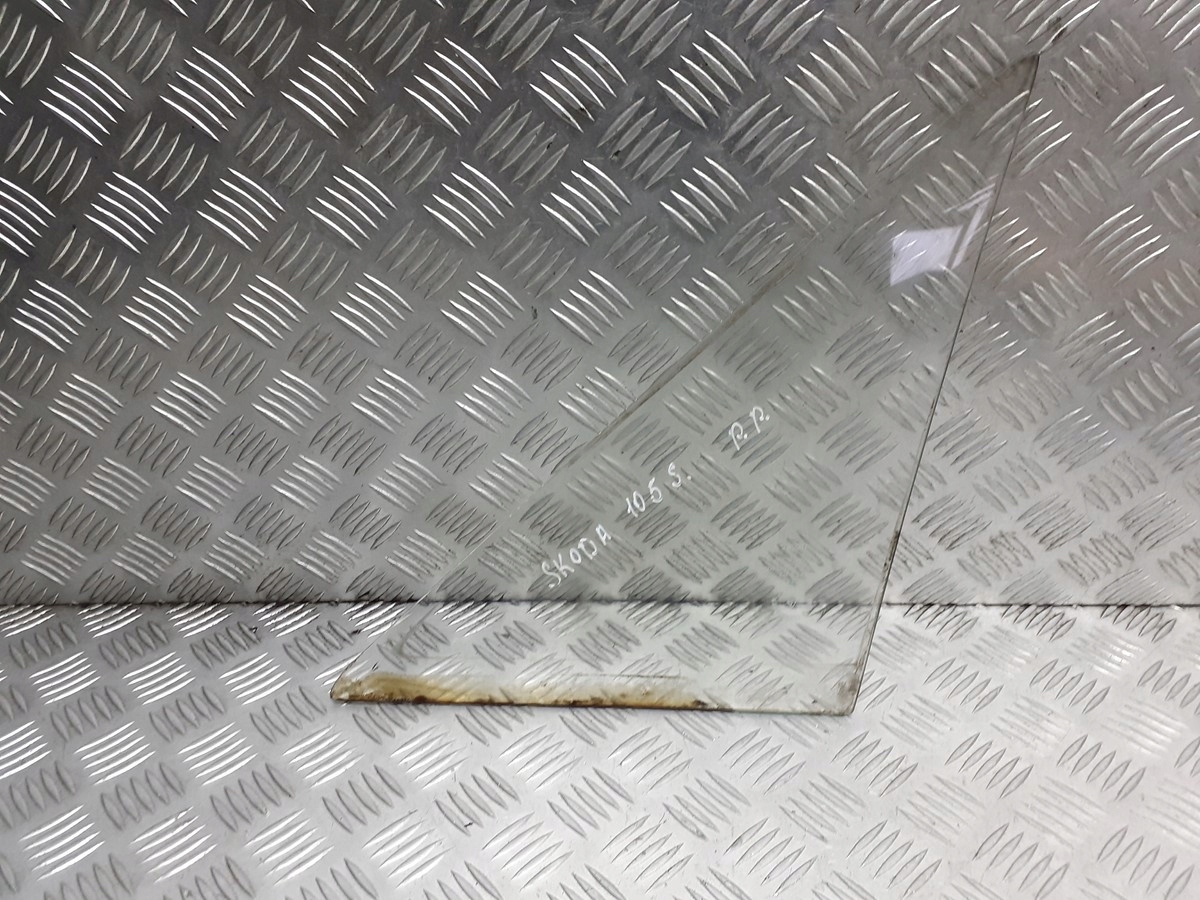 Кузовное стекло правая передняя SKODA 105 S 1982 г.