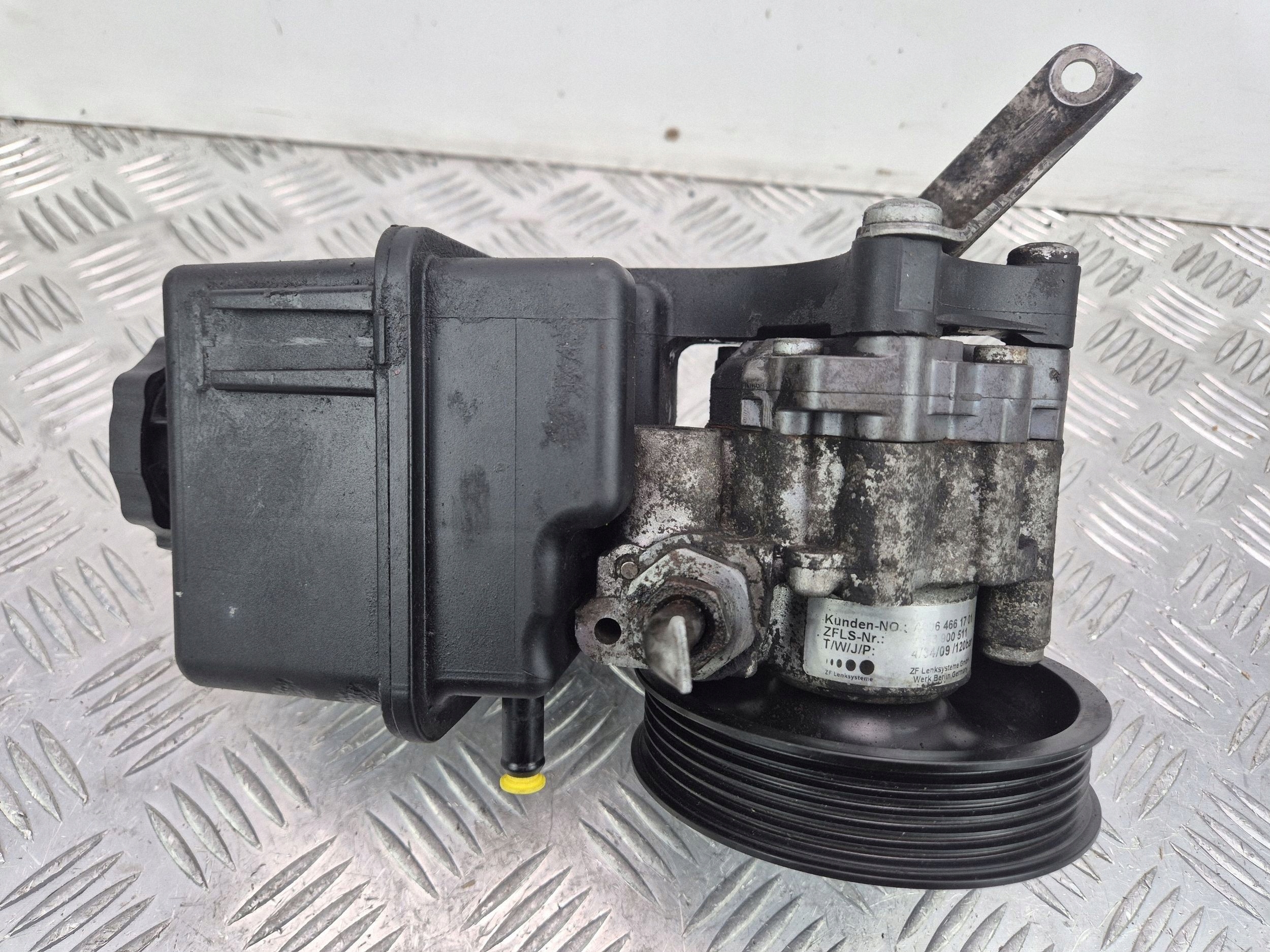 Mercedes Sprinter 2.2 CDI W906 servo pump A0064661701 OM651955