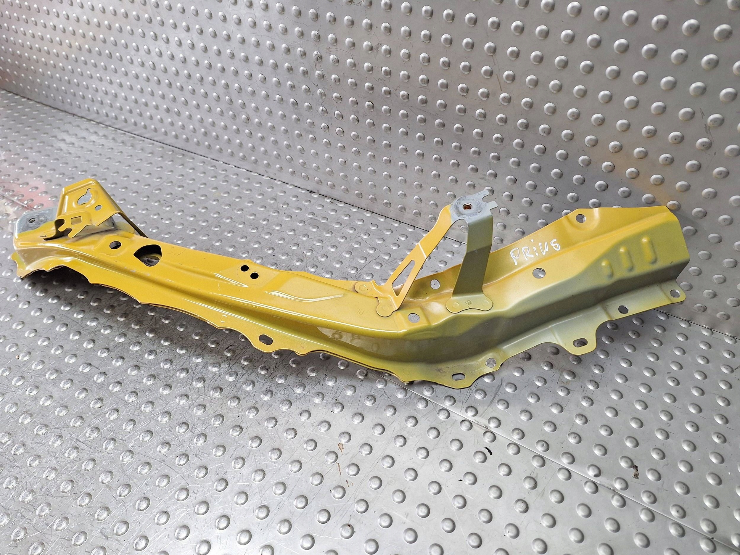 OKULAR left wall support TOYOTA PRIUS V 23- XW60