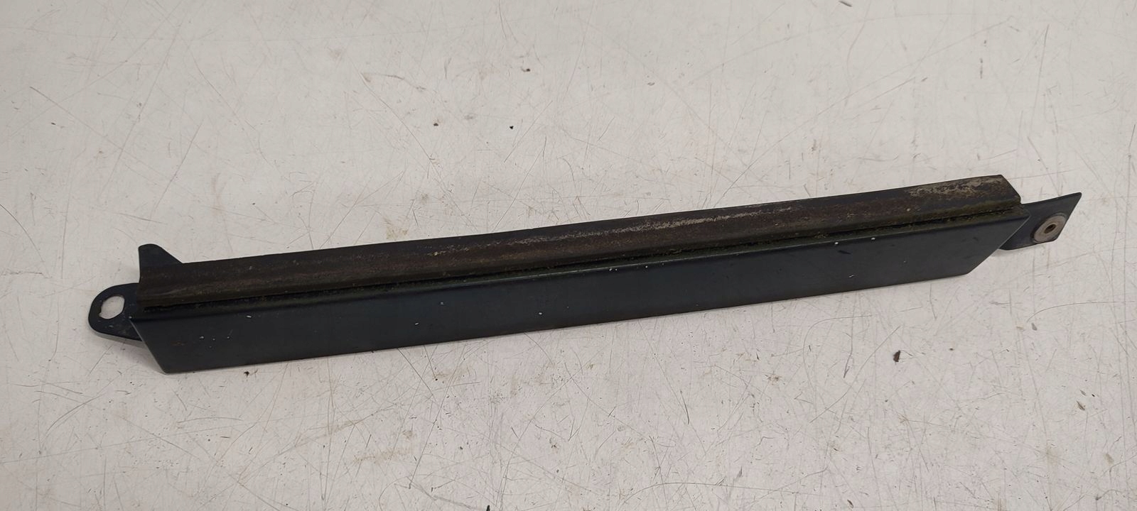 moulding below lampe left right Mercedes W124 kombi 269
