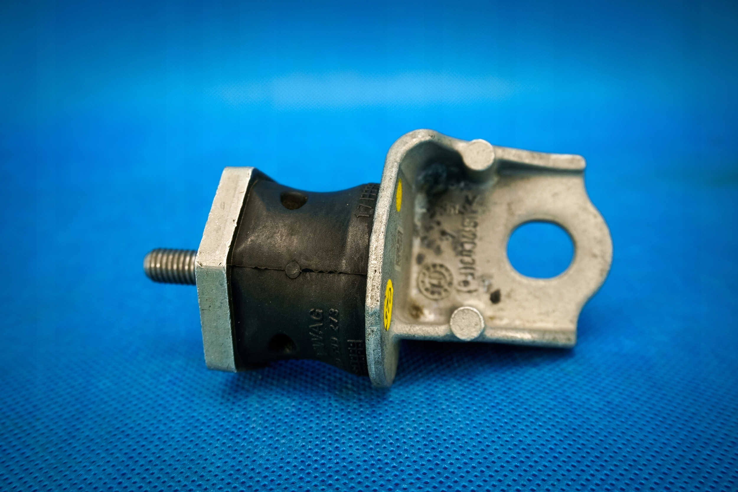 Halter hinten mostu Audi A8 4N 4N0599273A
