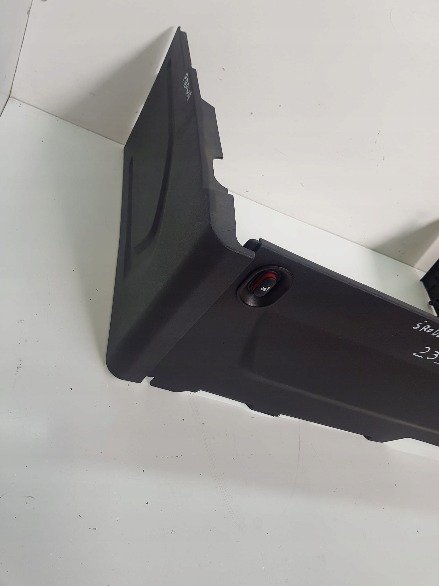 OSŁONA ZAŚLEPKA FOTELA PRAWEGO TRANSIT MK8 Producent części Ford OE