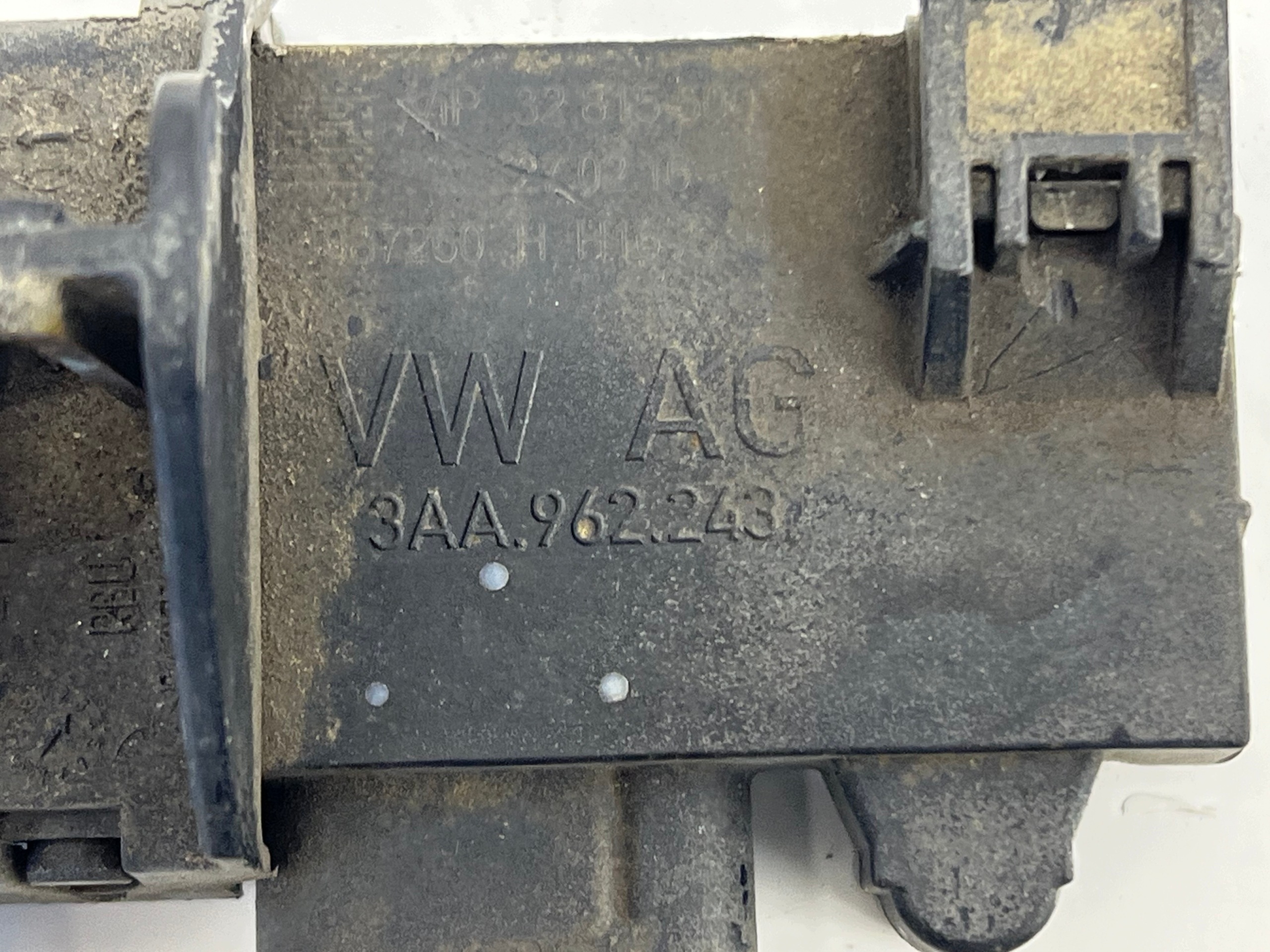 AUDI A4 B9 8W module of the opening bonnet 3AA962243 control unit