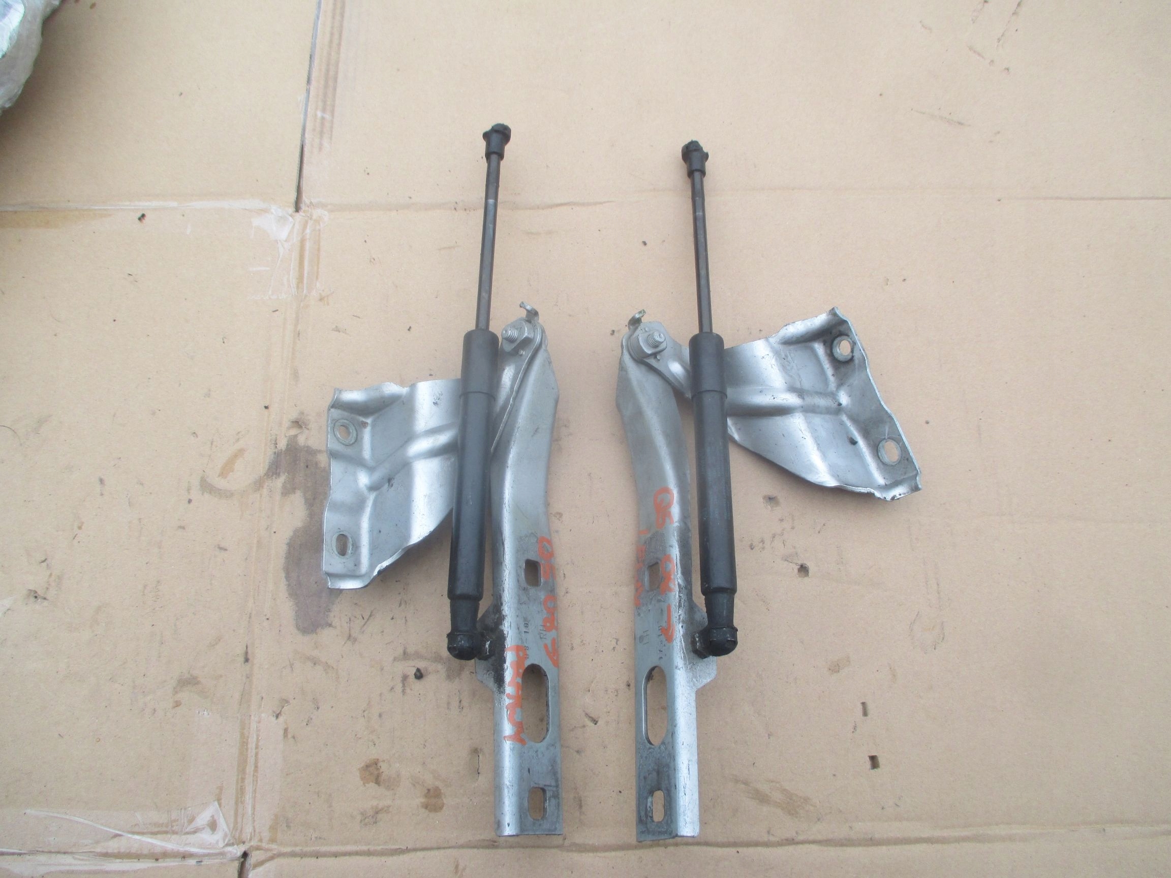 ZAWIASY MASKI AUDI Q5 I 2008R->