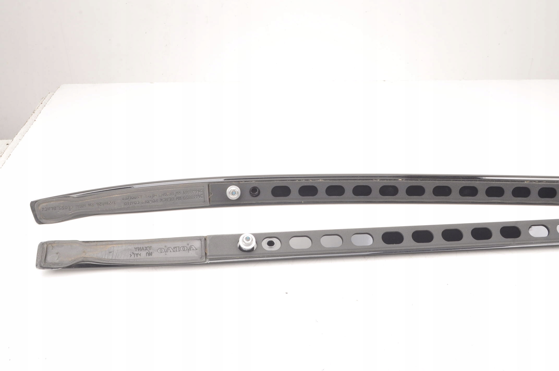 VOLVO V60 II RDESIGN RELINGI DACHOWE CZARNE ORYGIN Producent części Volvo OE