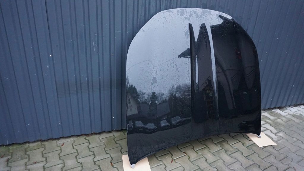 BMW 7 G70 - bonnet below colour