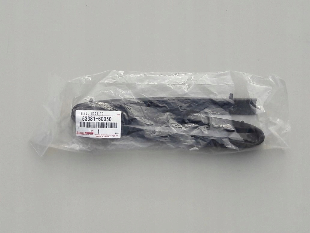A53381-60050 - Land Cruiser 120 прокладка капота передняя 02-