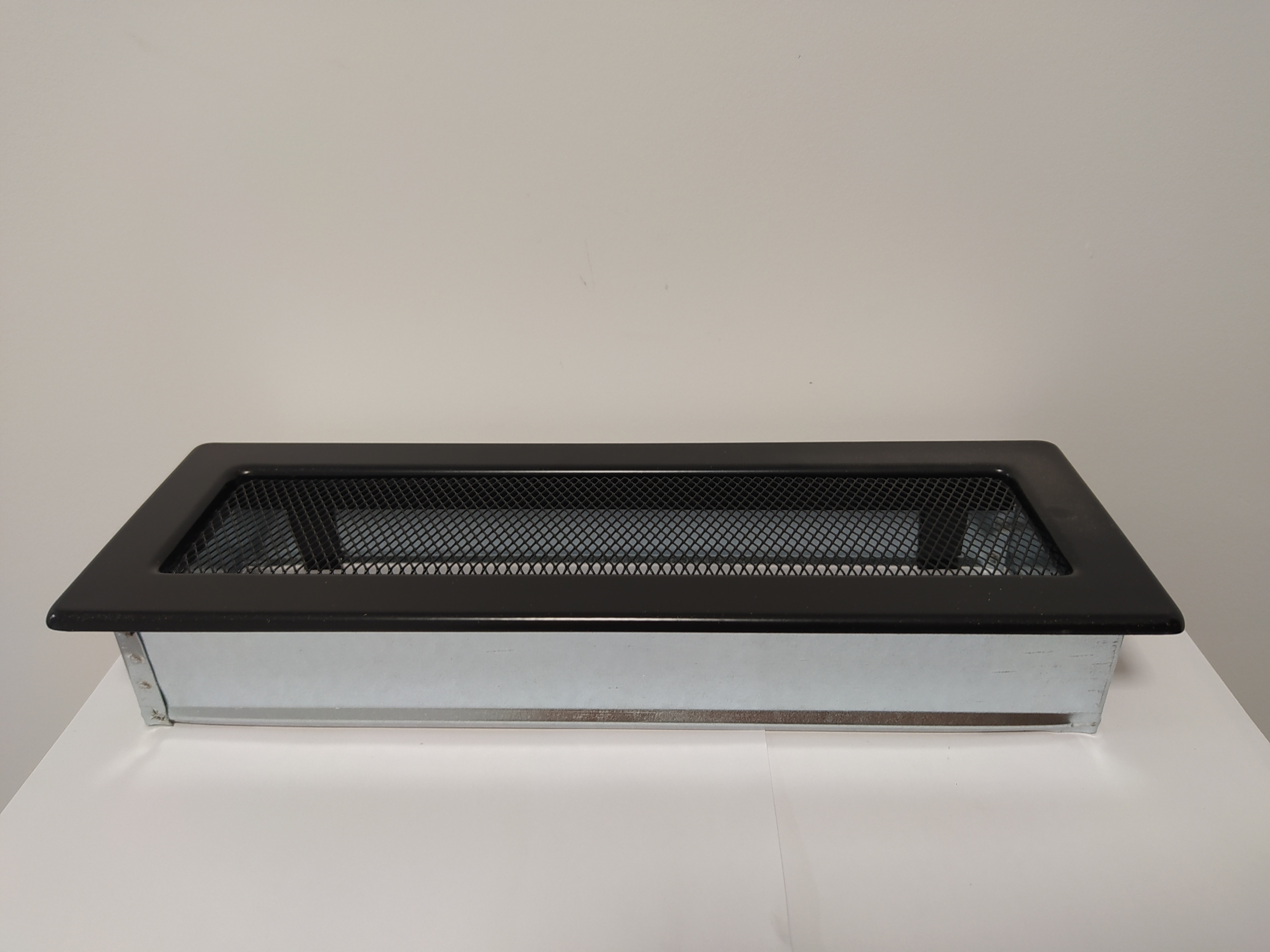 KRATKA KOMINKOWA WENTYLACYJNA 11x32 CZARNA metalowa z siatką kieszeń Marka Kratki