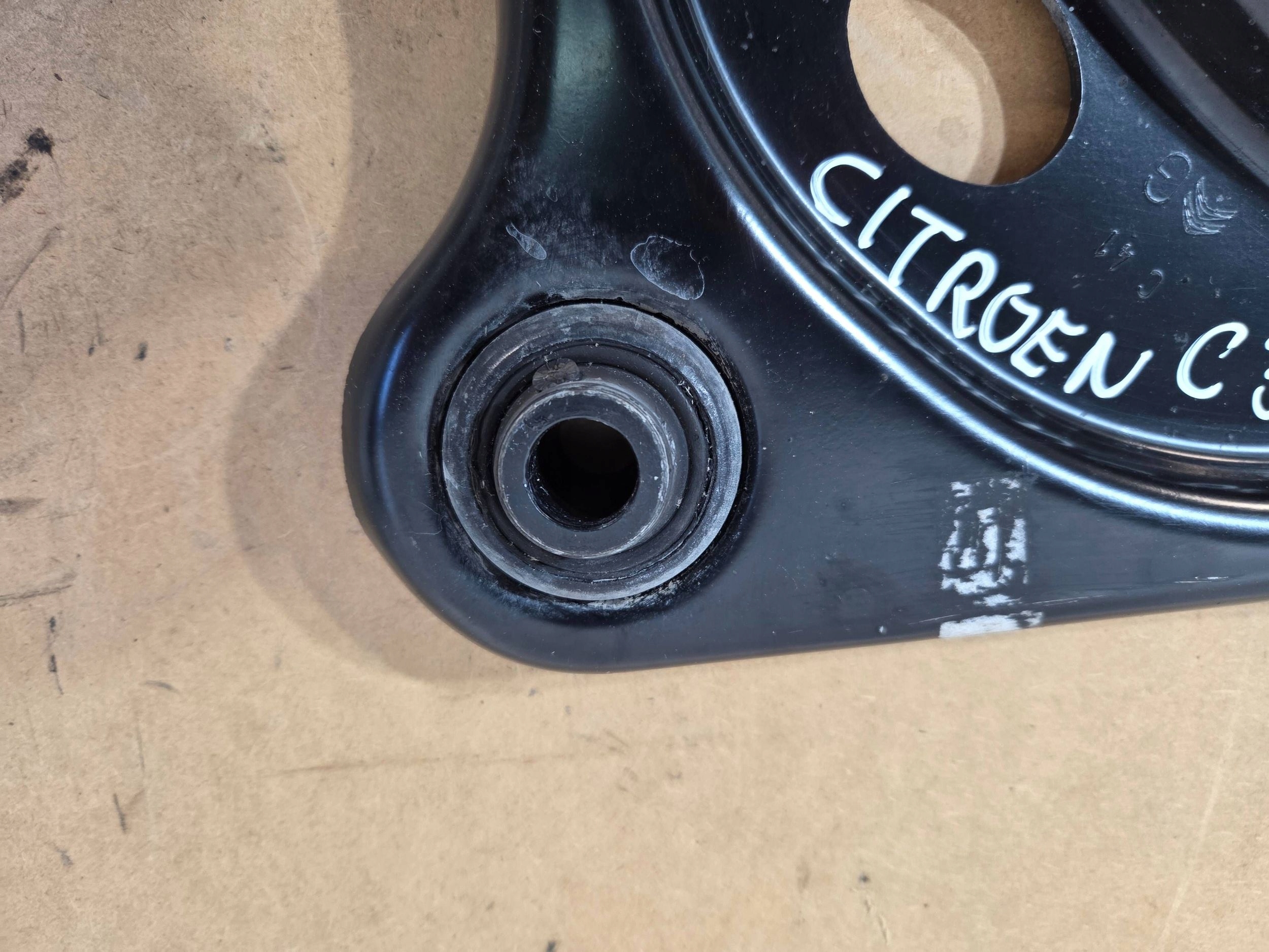 Citroen C3 Aircross arm front left (Q807)