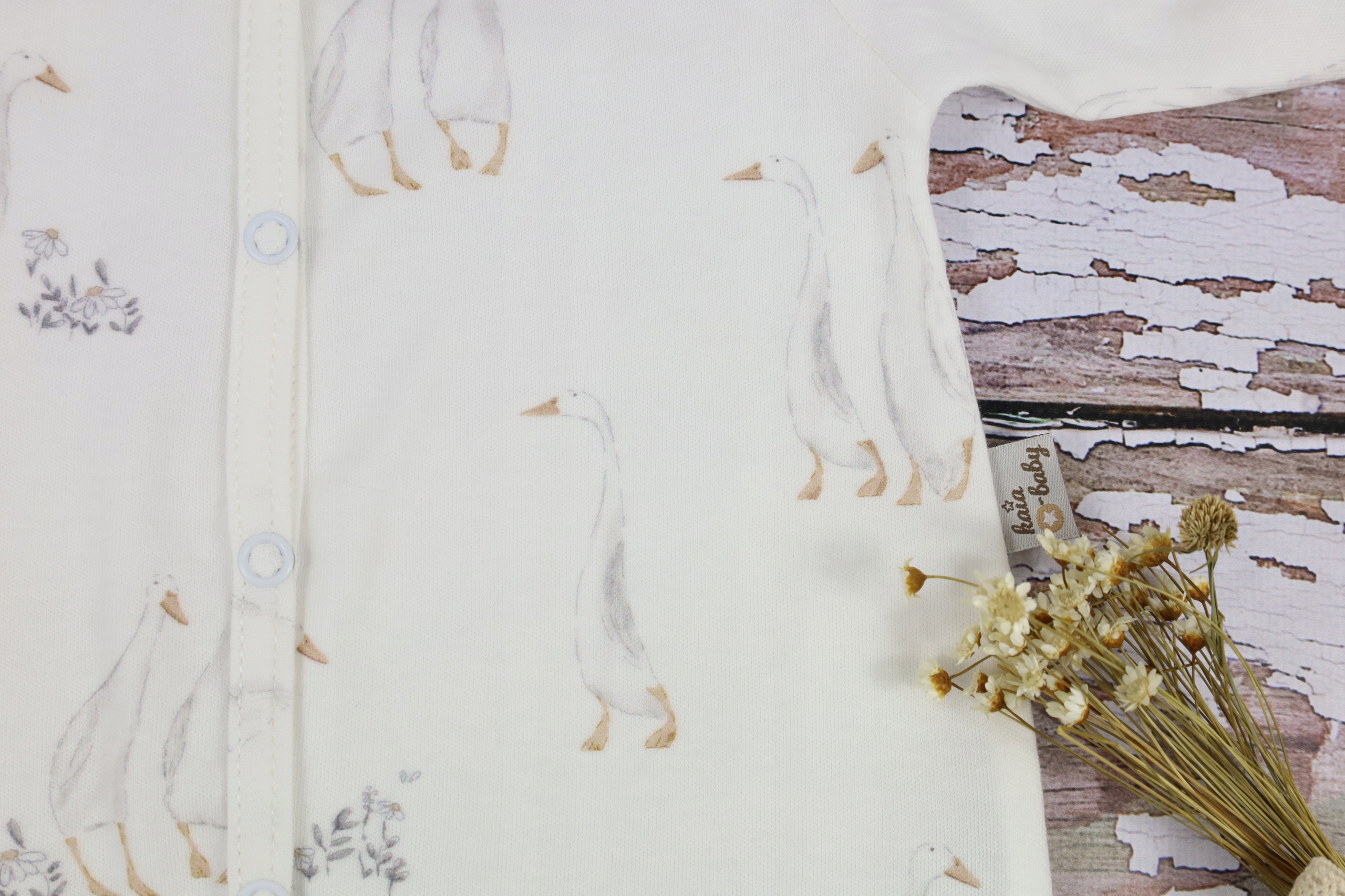 BODY NIEMOWLĘCE KOPERTOWE Z KRÓTKIM RĘKAWEM 68 GĄSKI ECRU /83/ Wiek dziecka 3 m +