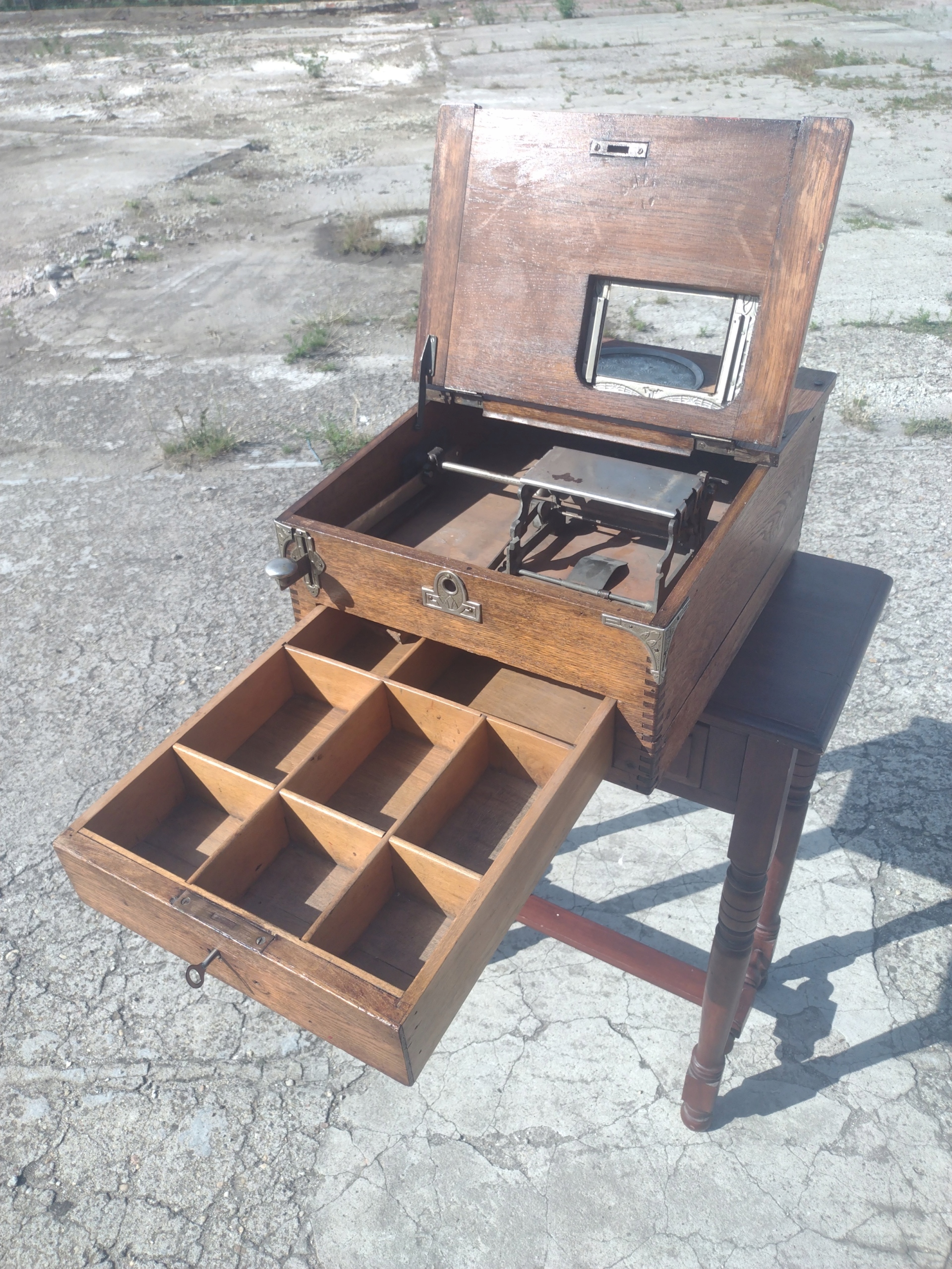 ДУБОВАЯ КАССА В СТИЛЕ МОДЕРН