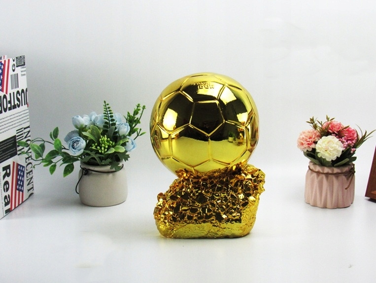 EUROPEJSKA PIŁKA NOŻNA ZŁOTA PIŁKA TROFEUM PAMIĄTK 15cm Producent bez marki