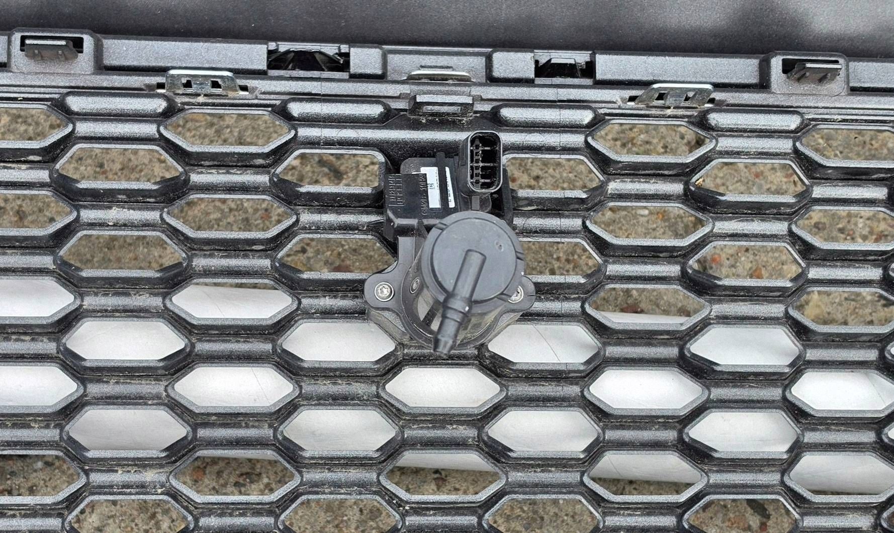 Ford S-MAX II Vignale 2014-2019 GM2B17C831R front bumper grill kamera