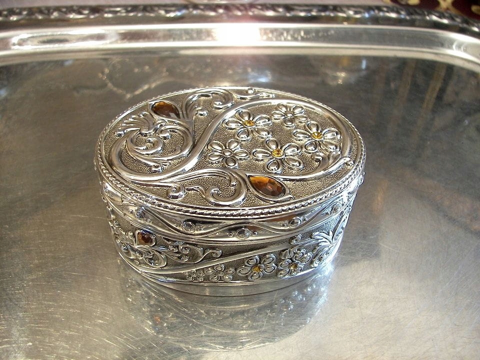 SZKATUŁKA OWALNA BURSZTYN KWIAT IMIT PLATER GRAWEr Marka bez marki