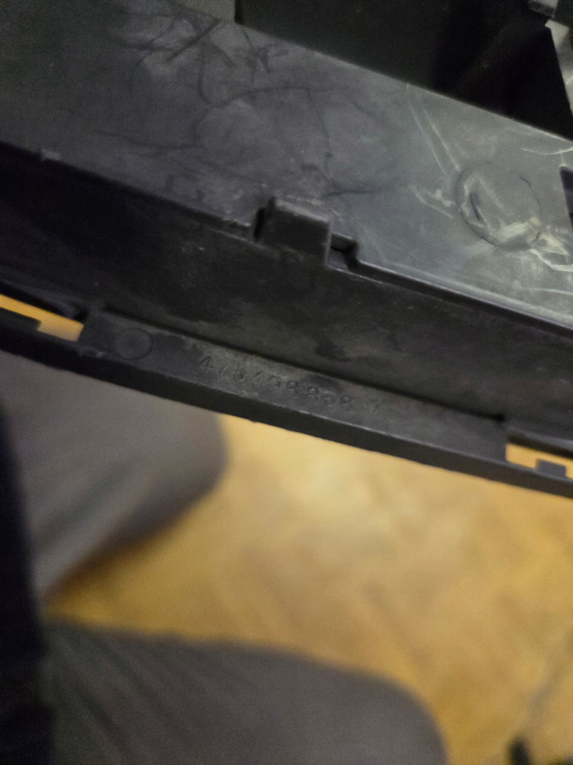 grid of a bumper front central OPEL CORSA D 13179958