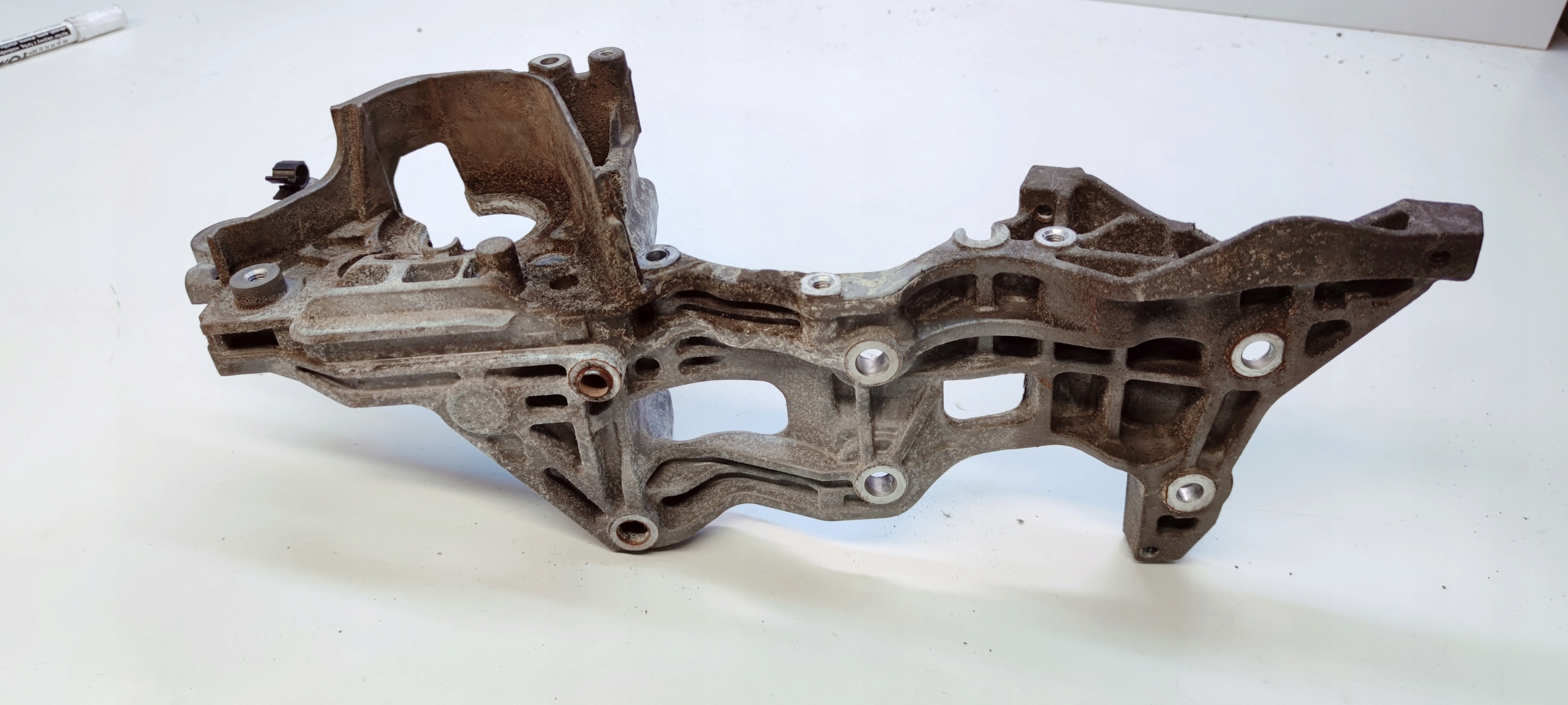 Stütze ALTERNATORA Halter AUDI A4 B9 A5 A6 04L903143D