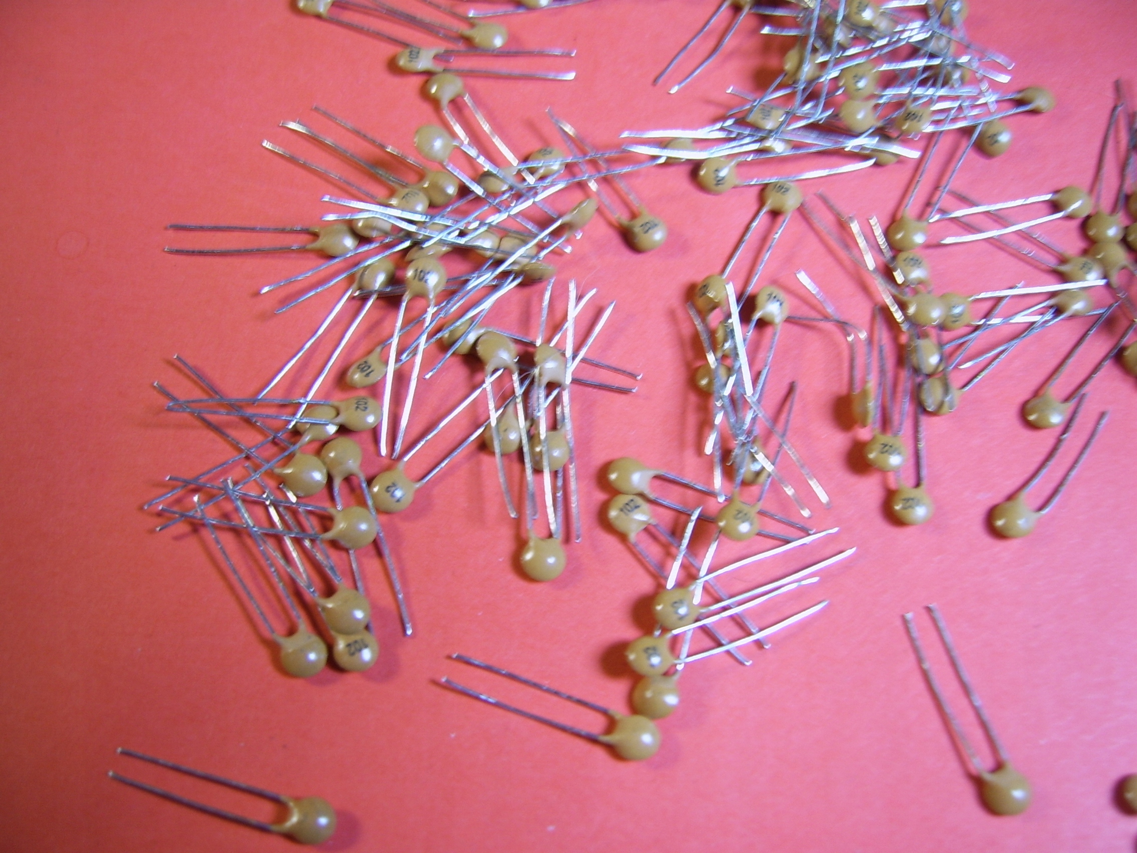 100x 1nF 50V 20% Y5P kond. ceramiczny Tht