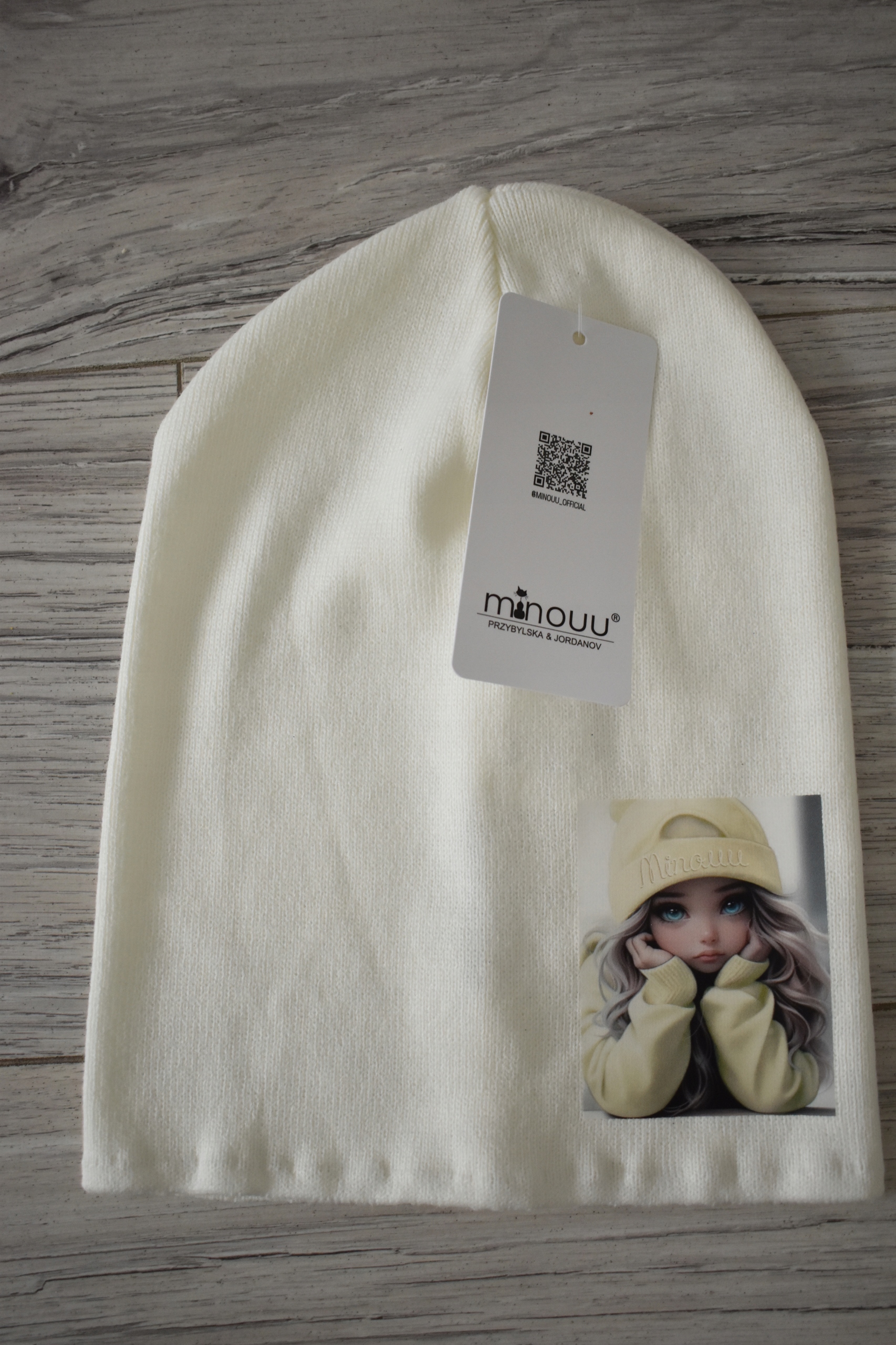 MINOUU KLASYCZNA JEDNOWARSTWOWA CZAPKA Z APLIKACJA LALKI KOLOR BIALA
