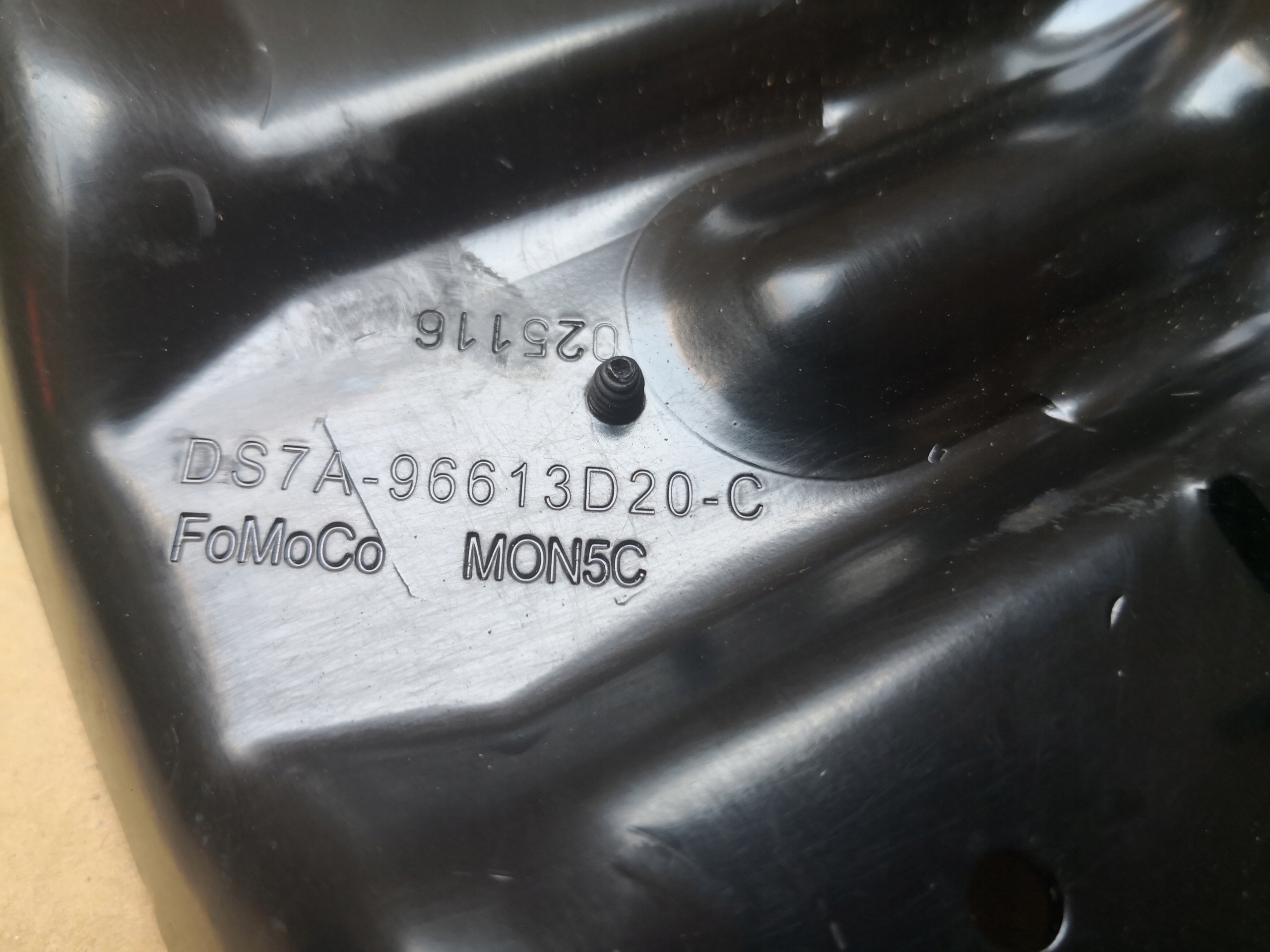 Halter OPARCIA KANAPY MONDEO MK5 DS7A-96613D20-C