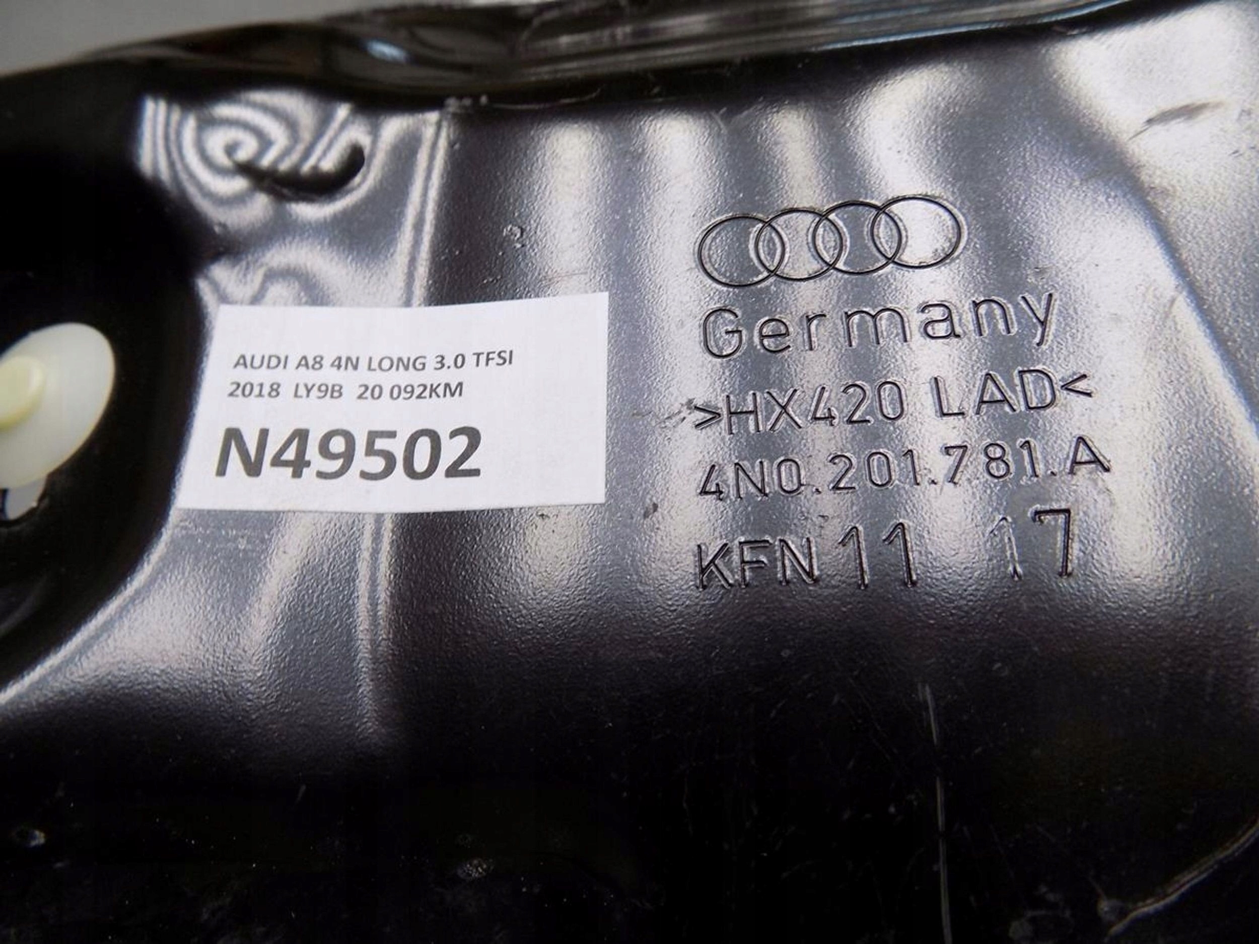 AUDI A8 4N Stütze Behälter 4N0201781A