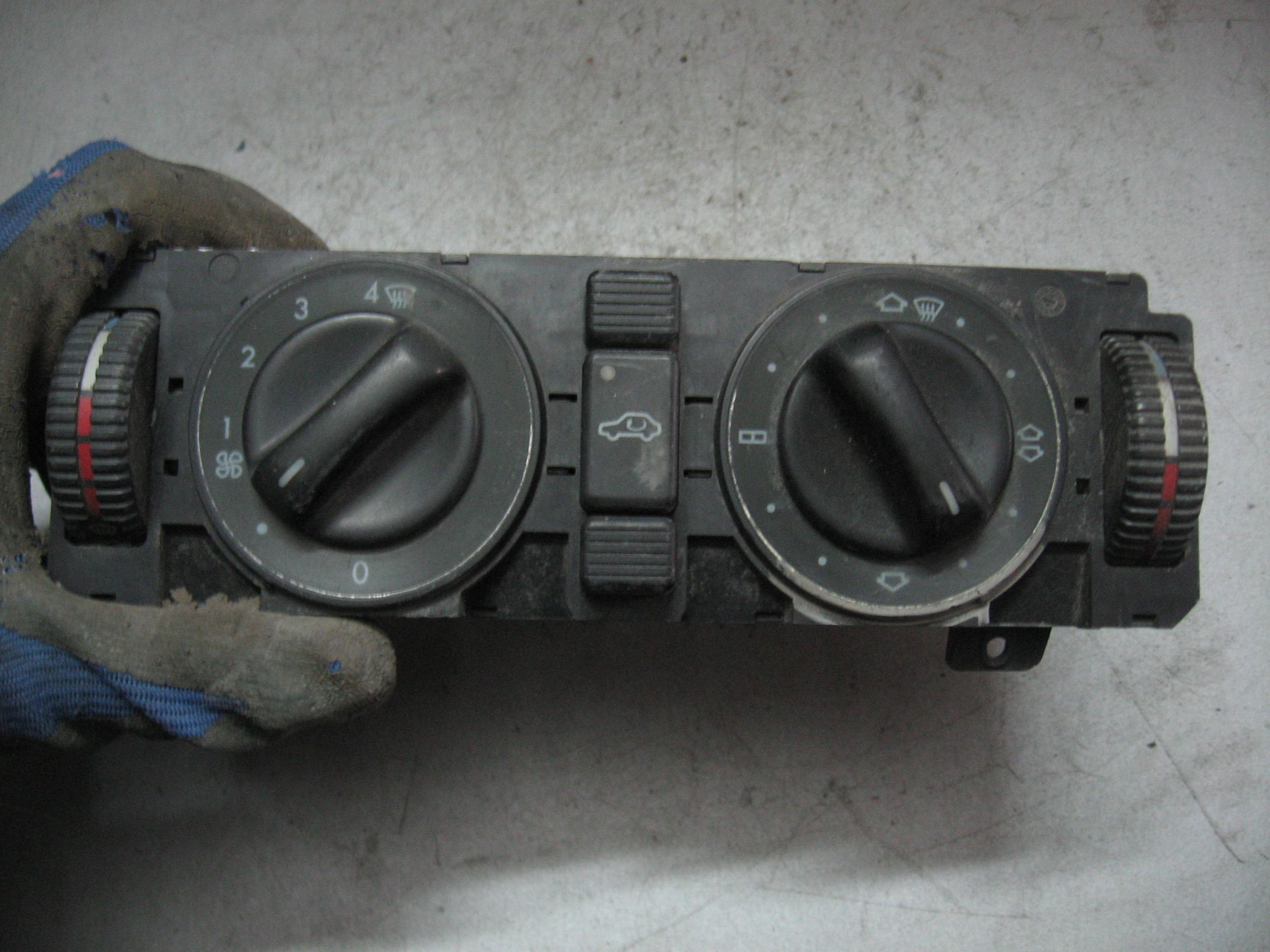 Панель кондиционера MERCEDES W202 2028300485