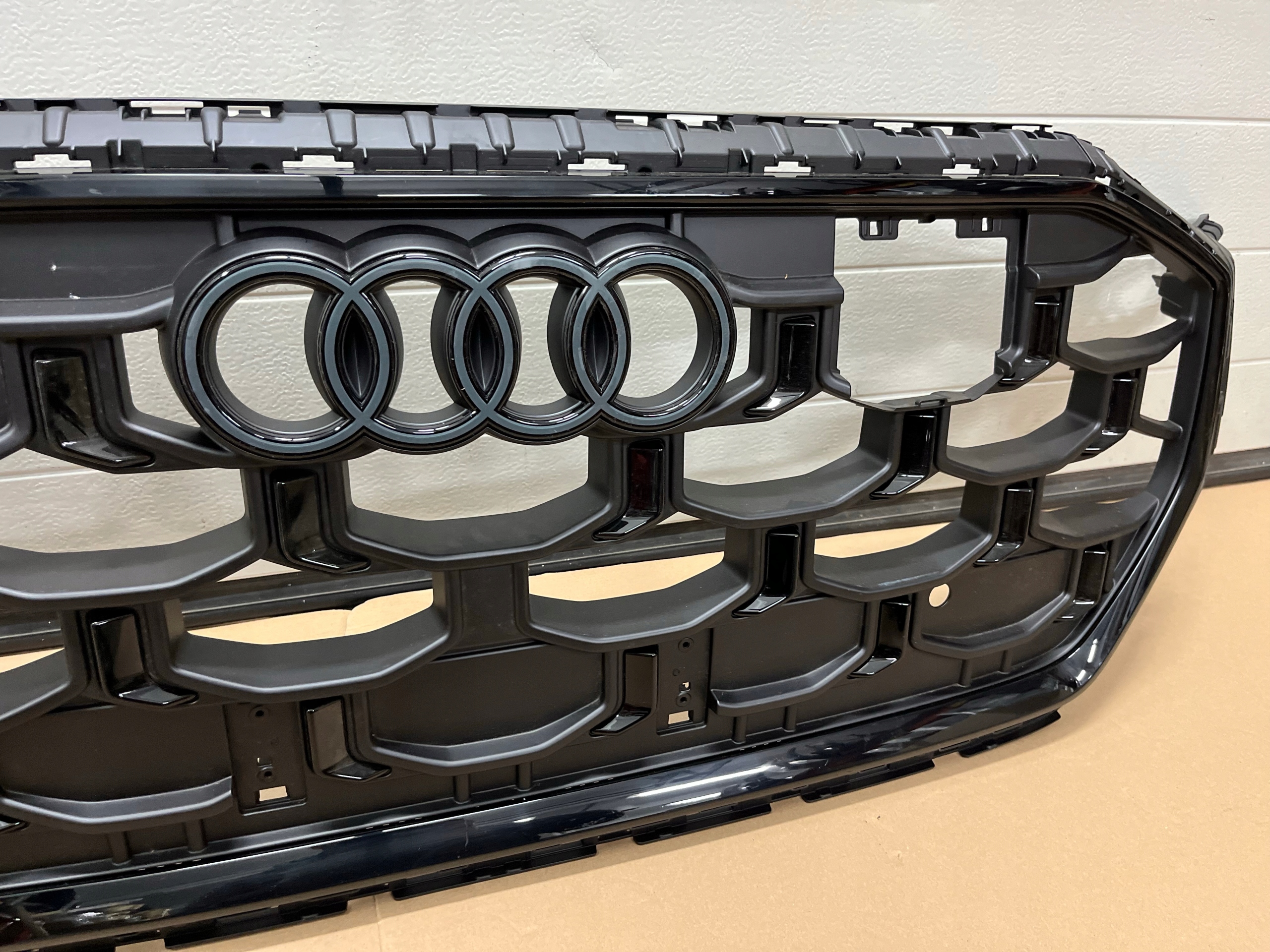 GRILL AUDI Q8 4M8 LIFT 2024 4M8853651 ATRAPA ZDERZAKA AUDI Q8 LIFT Producent części Audi OE