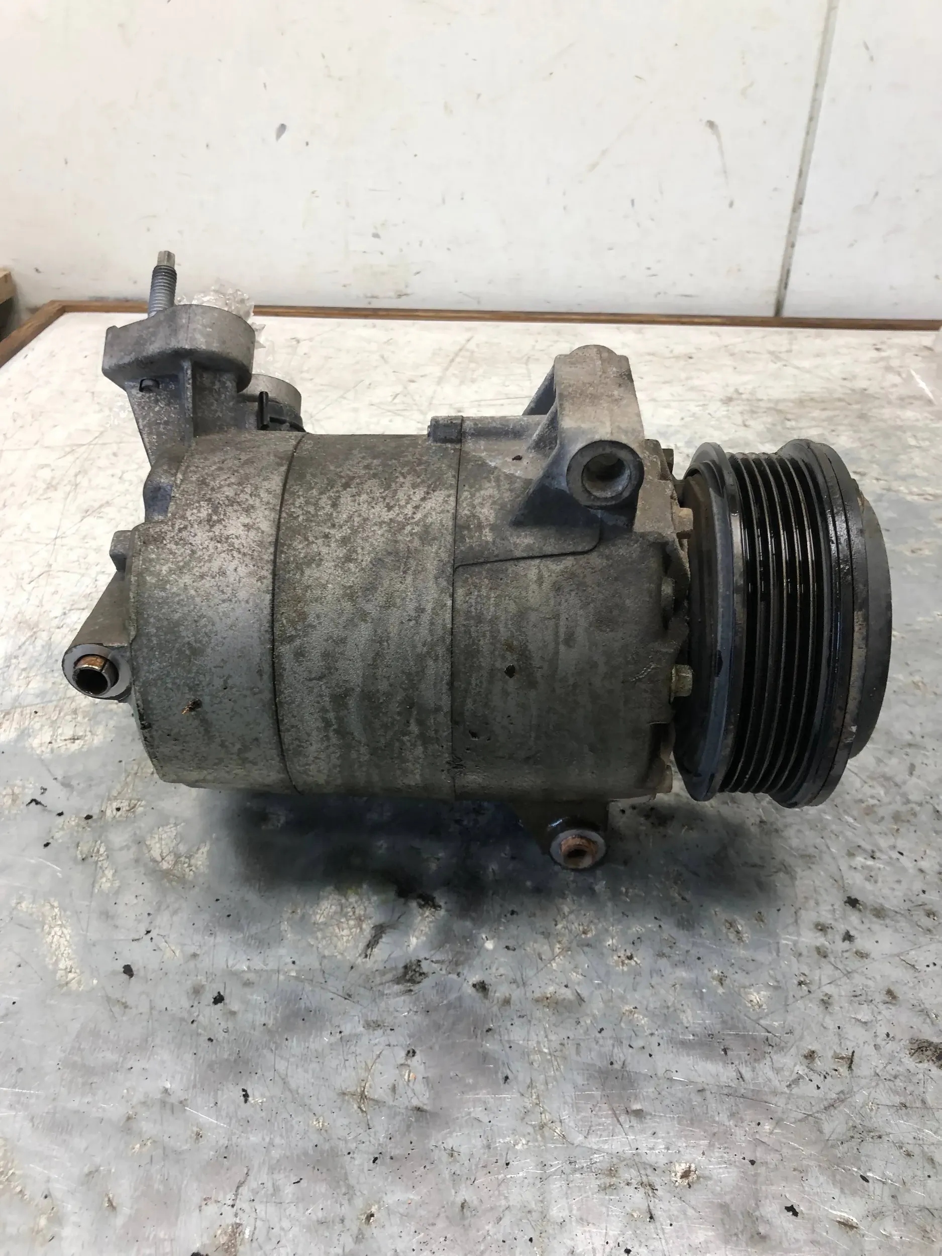 compressor compressor; of the air conditioning FORD FOCUS MK3 CV61-19D629-FE