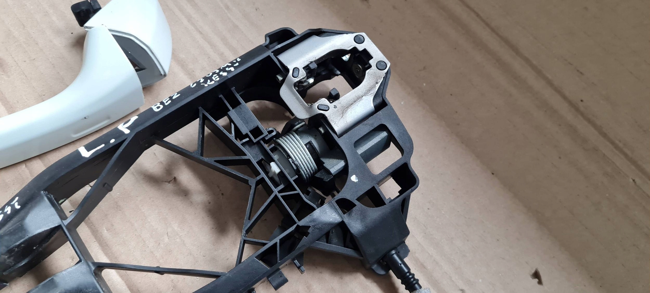 SQ8 4M RSQ8 Q8 handle door left front below KEYLESS support LS9R 4M8837205B