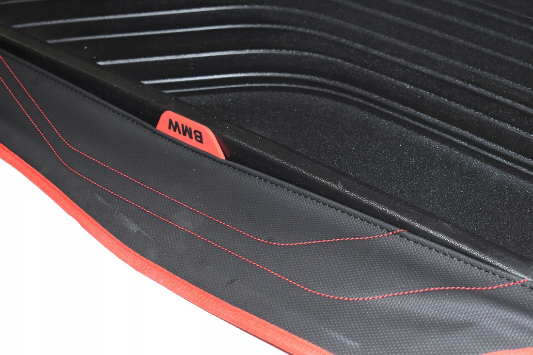 Mata wykładzina bagażnika czarna z czerwoną oblamówką BMW F30 F80 F32 F84 Producent BMW OE