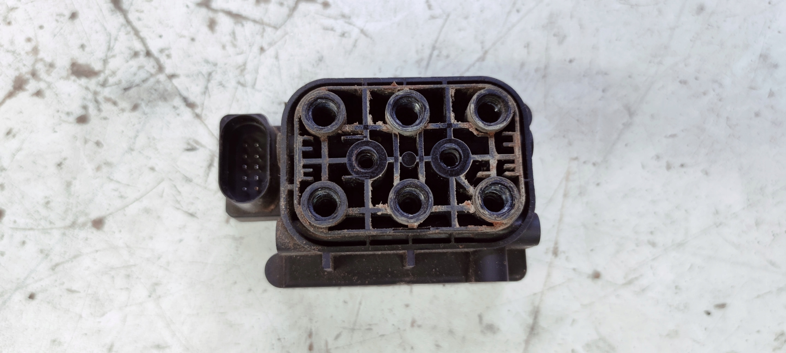 ROZDZIELACZ PNEUMATYKI AUDI A6 C6 4F0616013