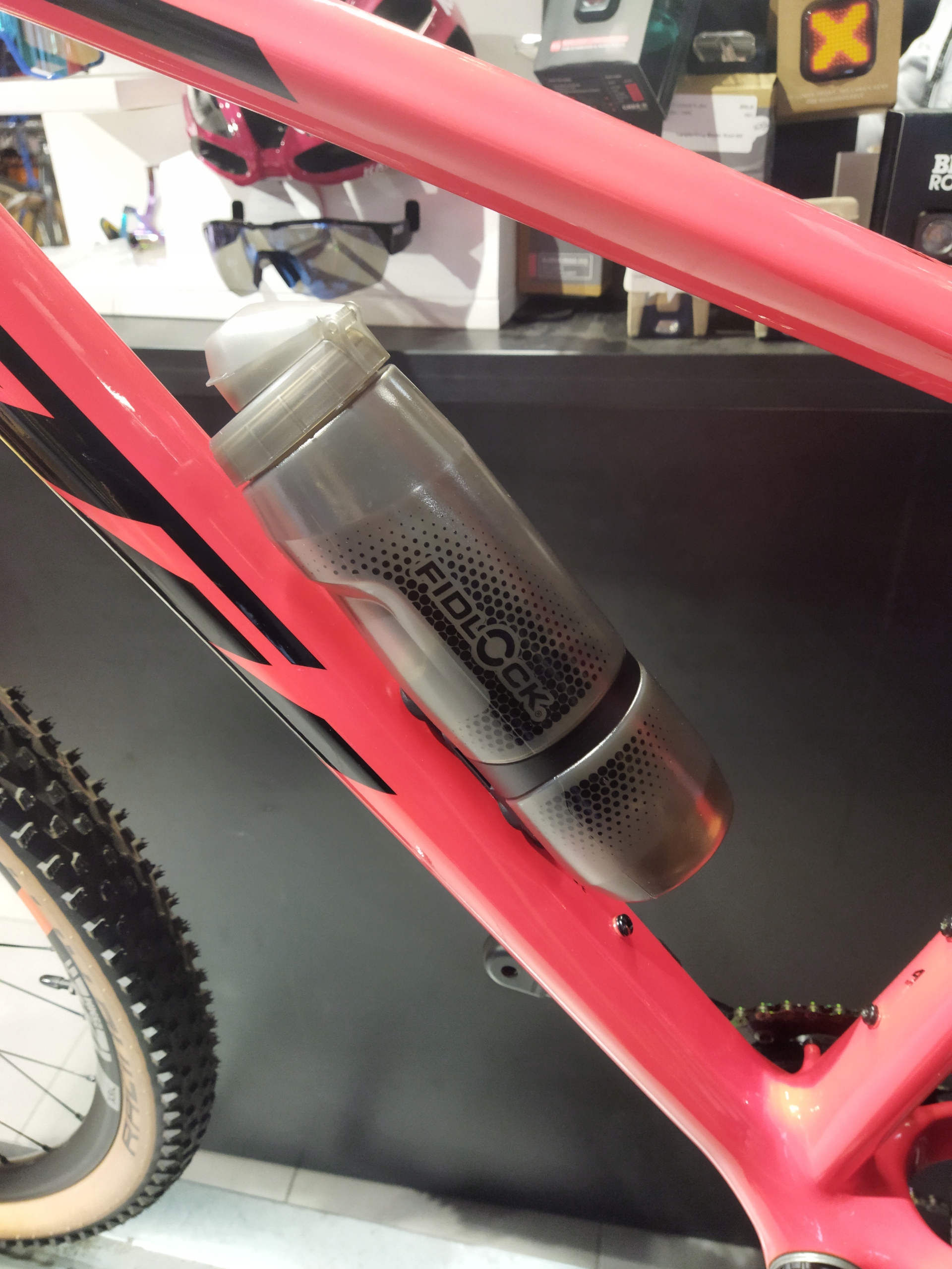 Bidon FIDLOCK TWIST 800ml czarny bez bazy Kolor dominujący odcienie szarości