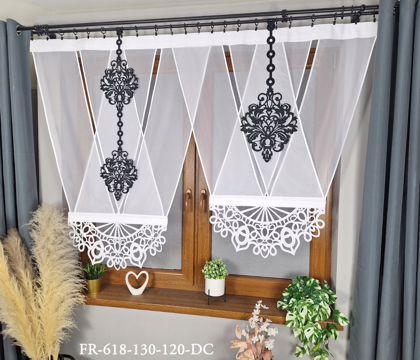 Panelové záclony s ažurem a černými dekory FR618 – sada 130 cm 115 cm