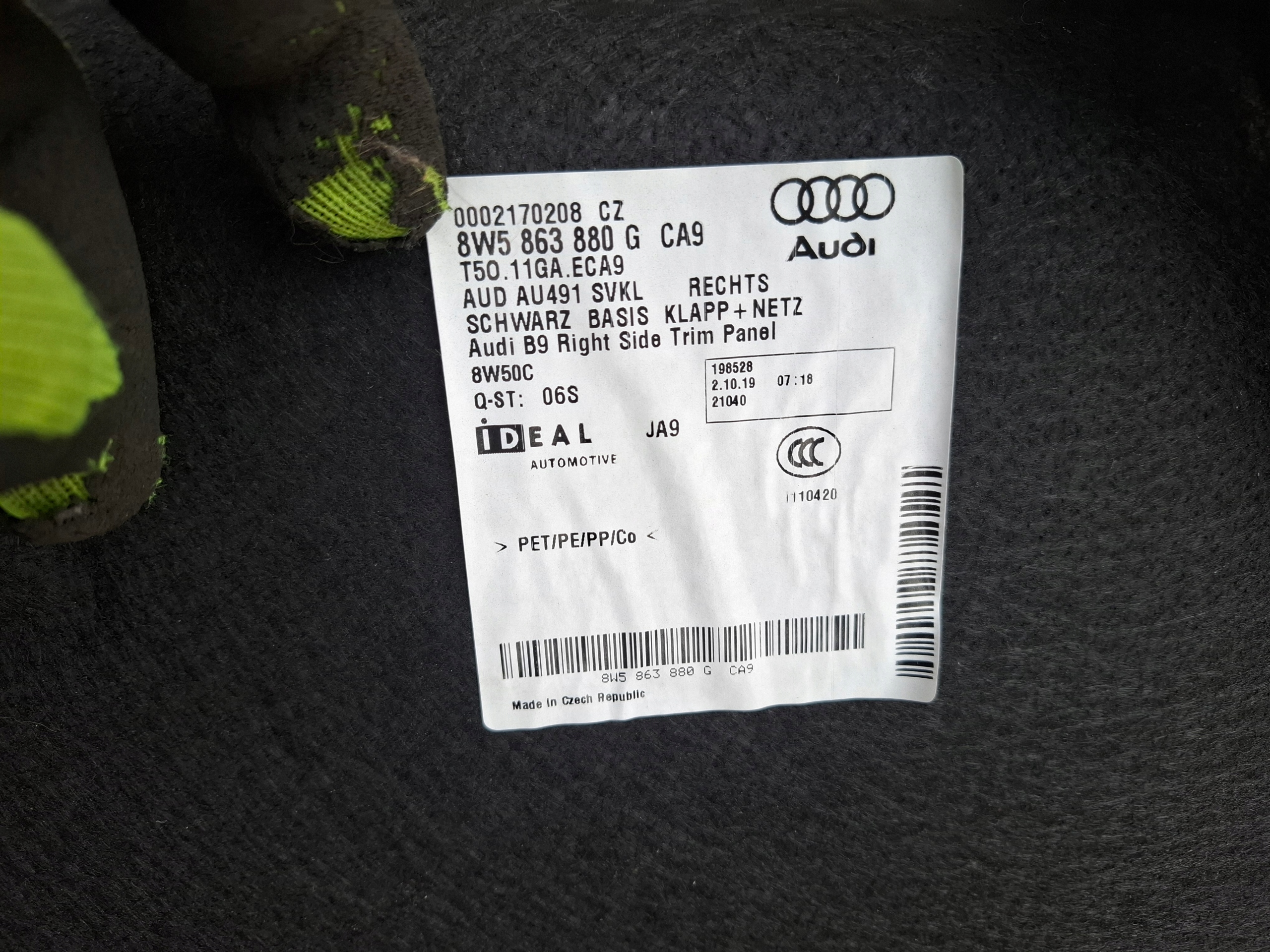 AUDI A4 8W B9 sedan boot upholstery right 8W5863880G