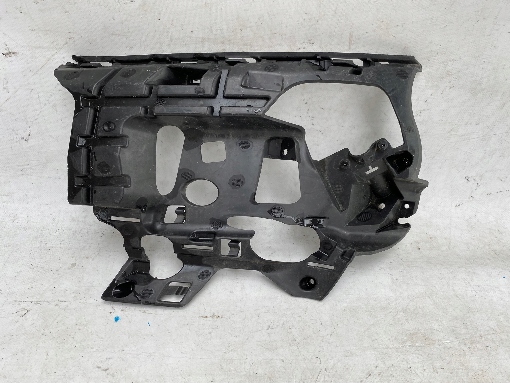 VOLVO S60 II LIFT 13- bumper bracket left front 31323840