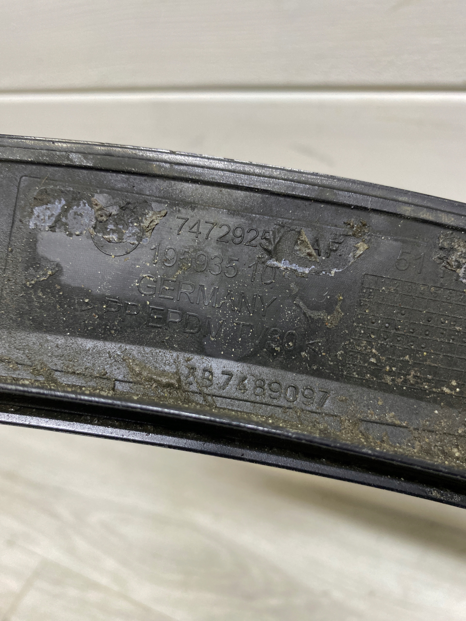 BMW i3 I01 cap moulding fender left front 7472925