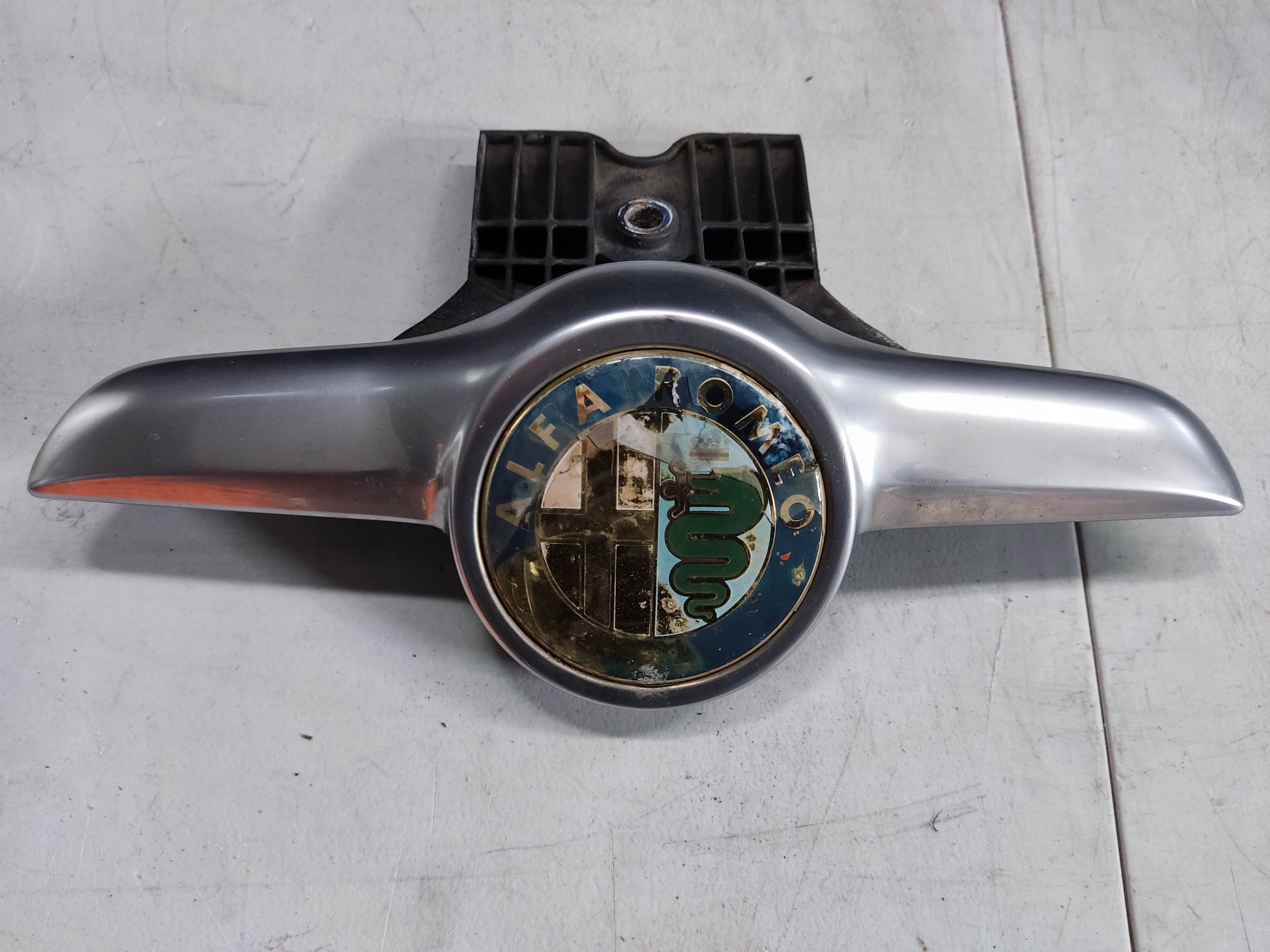 60682496 - ЭМБЛЕМА ПЛАНКА ALFA ROMEO GT 03-10 OEM