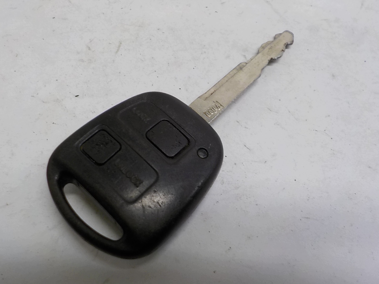 TOYOTA COROLLA YARIS AVENSIS key PILOT