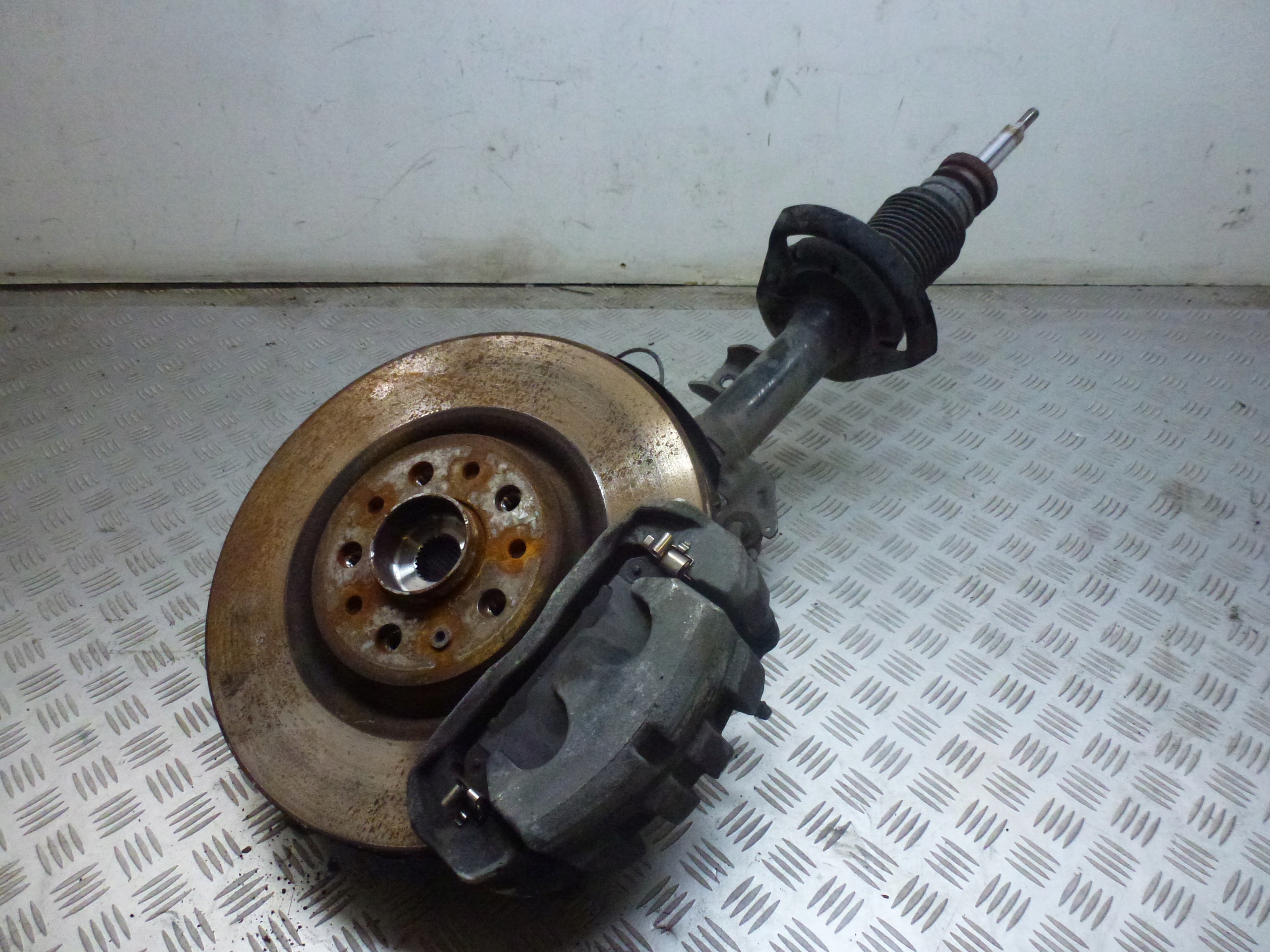 поворотный кулак, цапфа перед CHEROKEE KL 2.2d