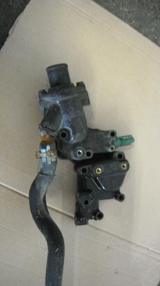 BERLINGO PARTNER 1,4 02-08 OBUDOWA TERMOSTATU