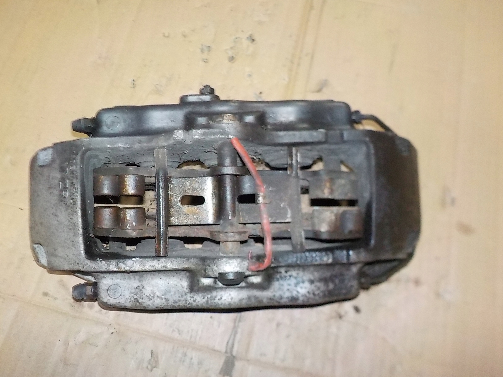 Q7 - ТОРМОЗНОЙ СУППОРТ ПЕРЕДНИЙ ПРАВЫЙ CAYENNE 17ZR