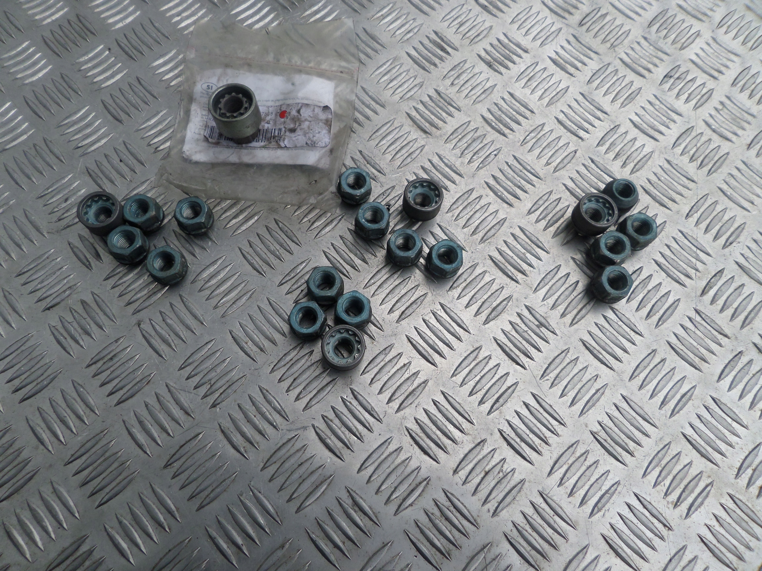 NAKRĘTKI ZABEZPIECZAJĄCE DO KÓŁ ASTRA INSIGNIA GM 13457888 KOMPLET