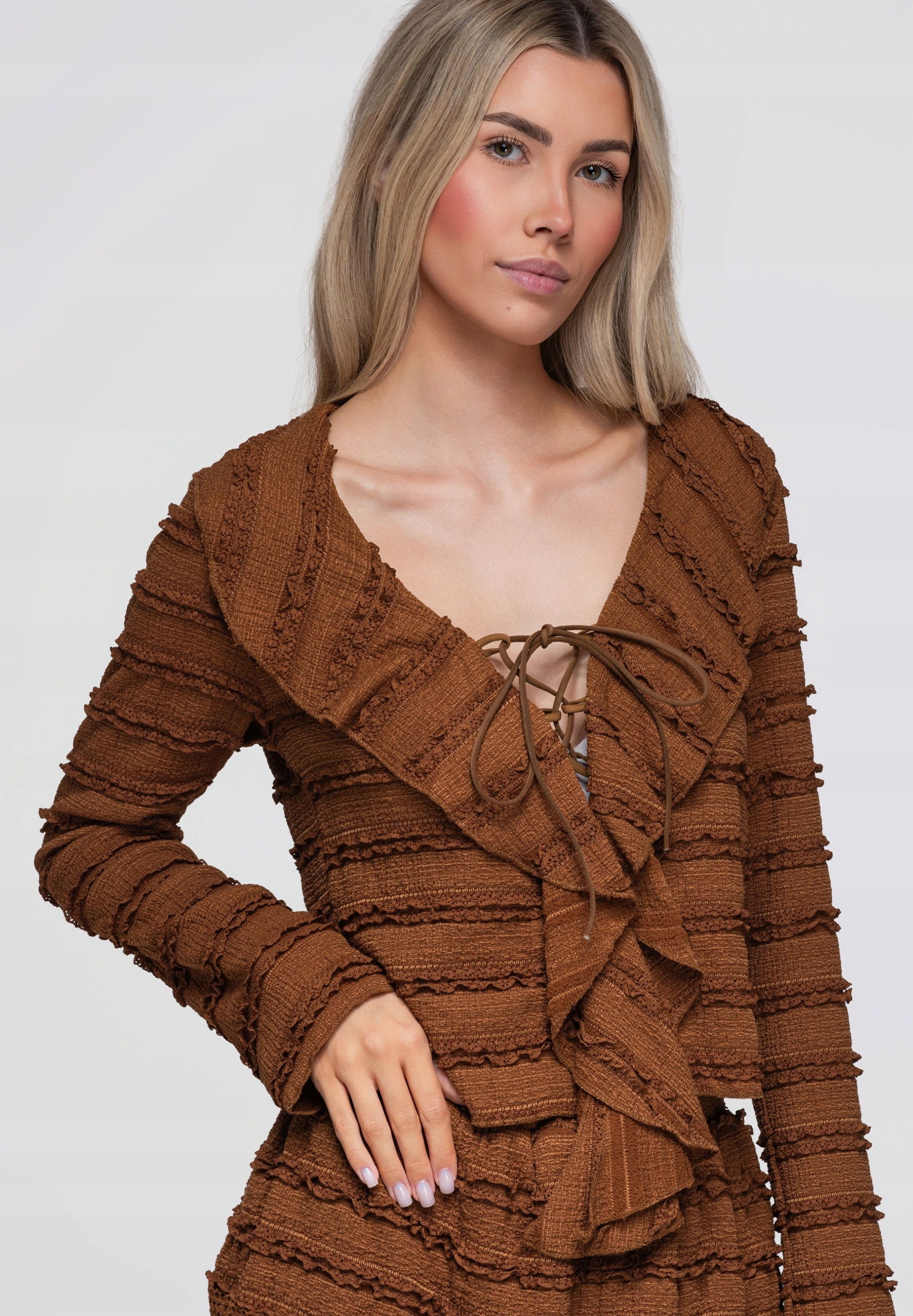 Krátká dámská přiléhavá halenka s výstřihem do V, světle hnědá OW-TS-E0067 M/L