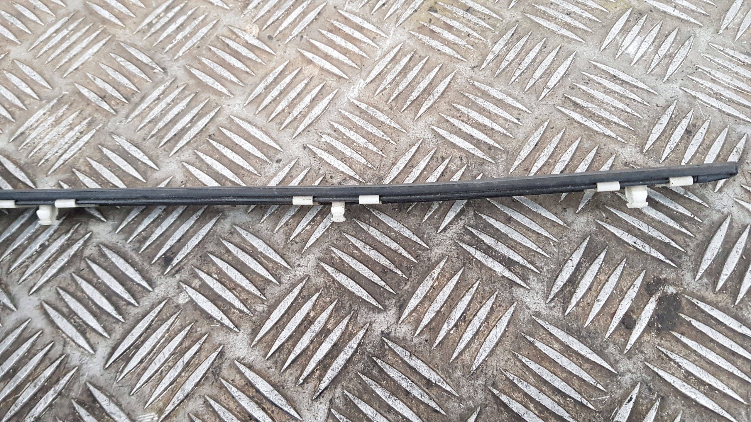 BMW E39 lišta dvere ľavý predok