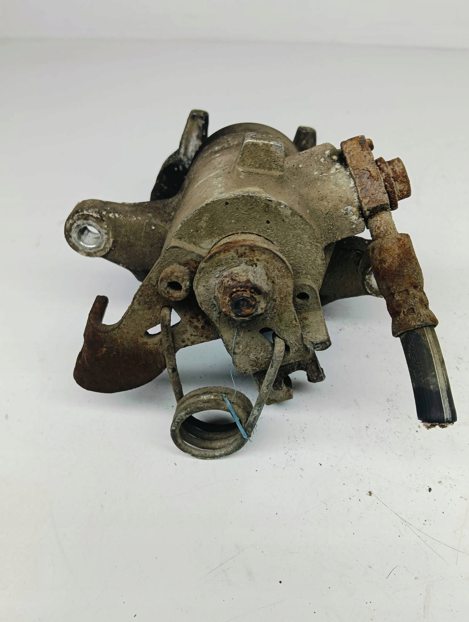 třmen brzdový pravý záď Audi A4 B6 2.0 20V 01r