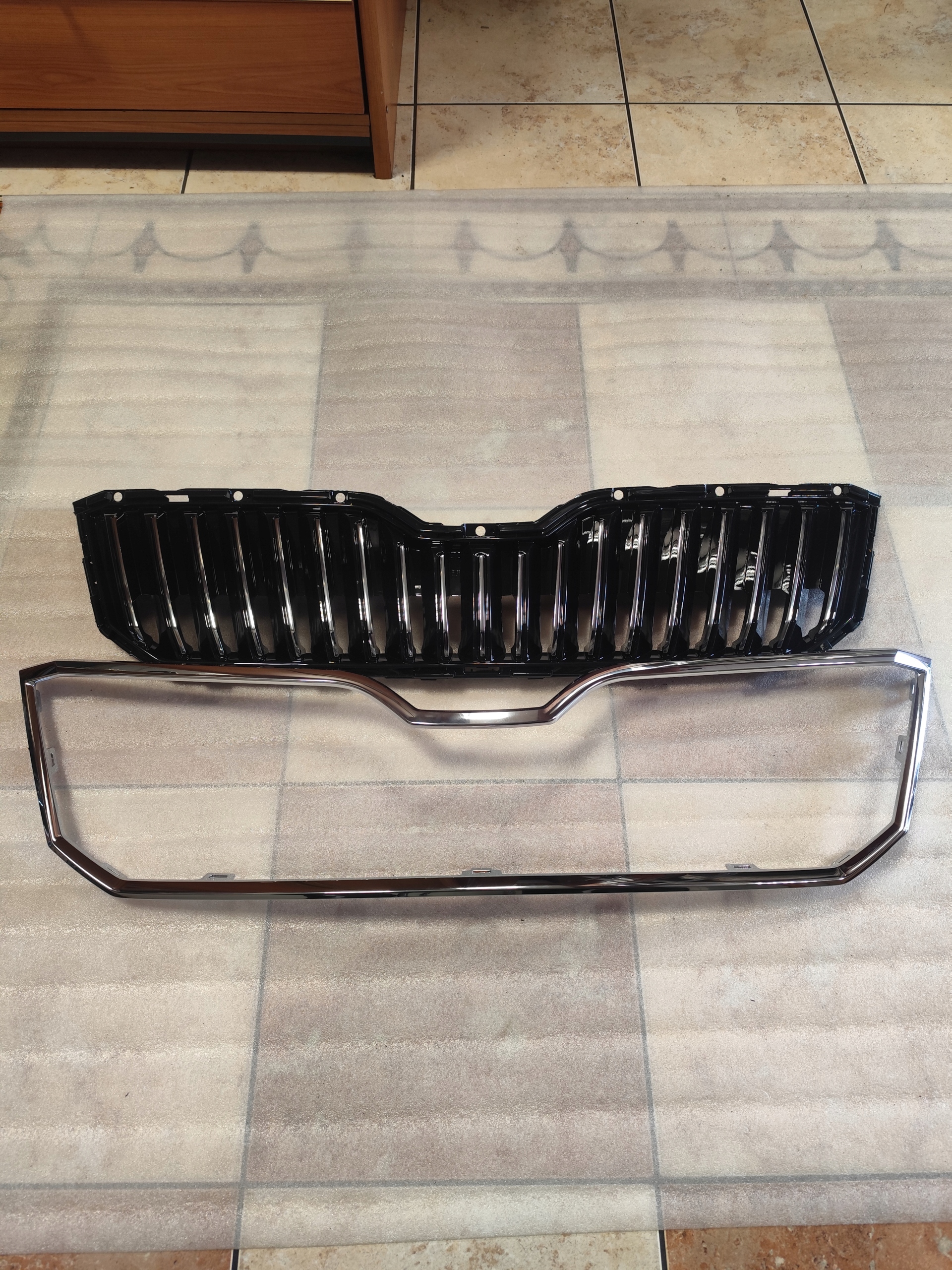 Skoda Superb 3U Kühlergrill FRONTGRILL Kühlergitter 3V0853653A - Thumbnail 1