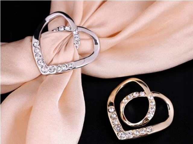 Ozdobna klamra KLIPS PIERŚCIEŃ DO APASZKI SZALA kolor srebrny Wzór dominujący bez wzoru