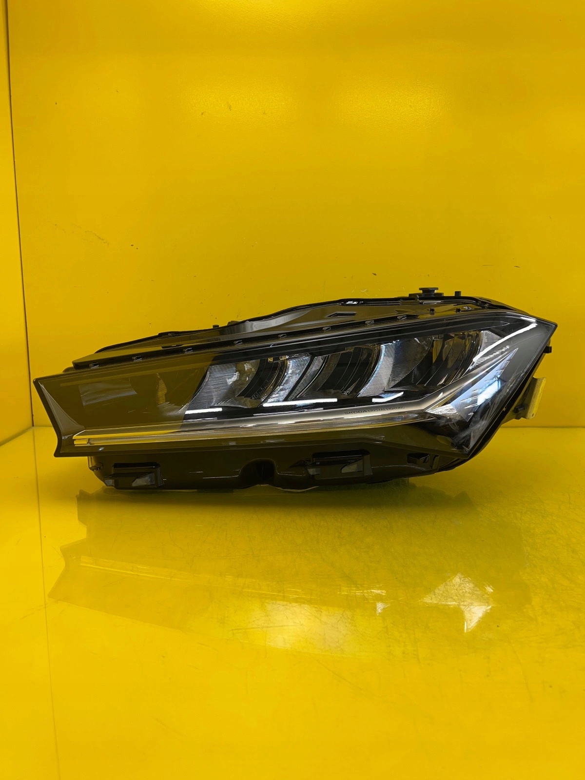 light left front Skoda Superb IV 3P 3P1941015