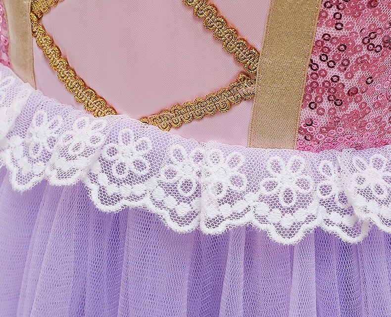 STRÓJ ROSZPUNKA ZAPLĄTANI SUKIENKA KOSTIUM KSIĘŻNICZKA NA BAL 140 / 146 CM Kolor dominujący fioletowy