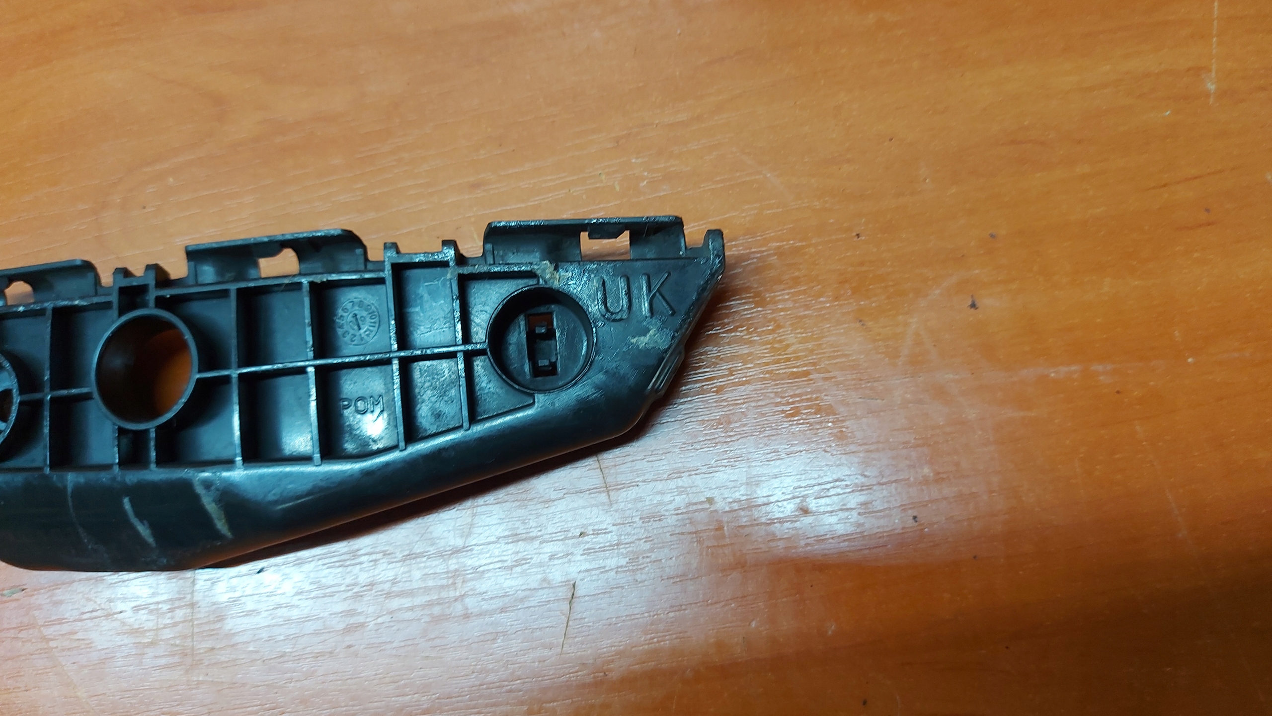 bumper bracket left front TOYOTA AURIS and 06-12