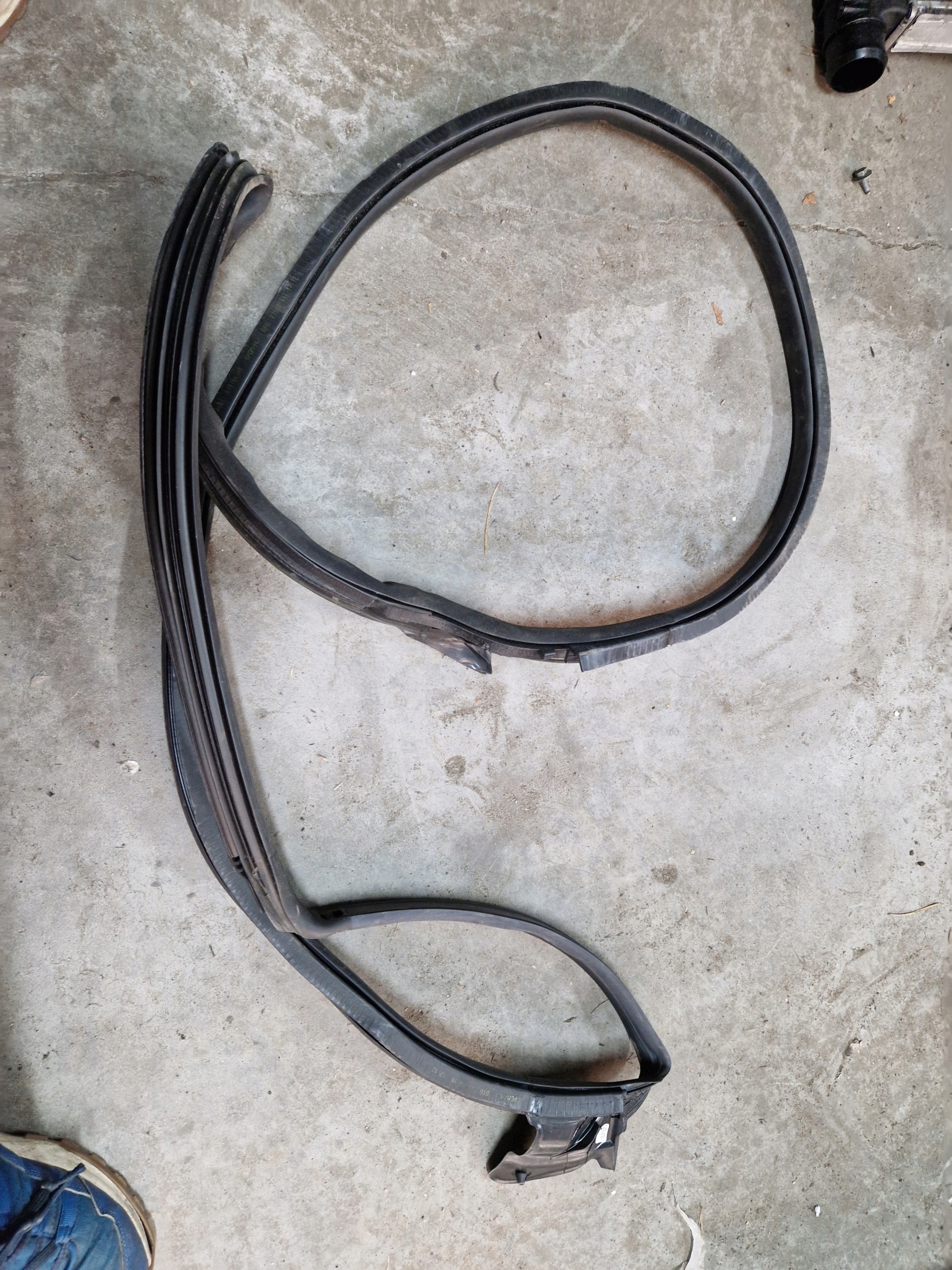 4M8833708 - AUDI Q8 уплотнитель двери правый задний